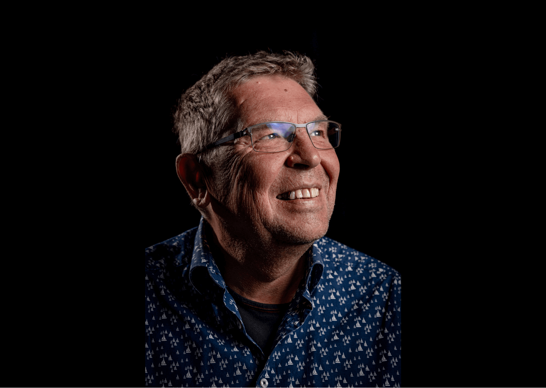 Die eierlegende Wollmilchsau - Peter-Jakob Kelting über die Bühne Aarau | In dieser Folge des Kulturpodcasts dreht es sich um Peter-Jakob Kelting, welcher über seine dreizehn Jahre als künstlerischer Leiter der Bühne Aarau reflektiert: Von der Vielseitigkeit seines Werdegangs bis zur Niederschwelligkeit der Alten Reithalle – ein Blick auf die bewegende Verbindung von Theater, Raum und gesellschaftlichem Engagement. IMG 0914 |