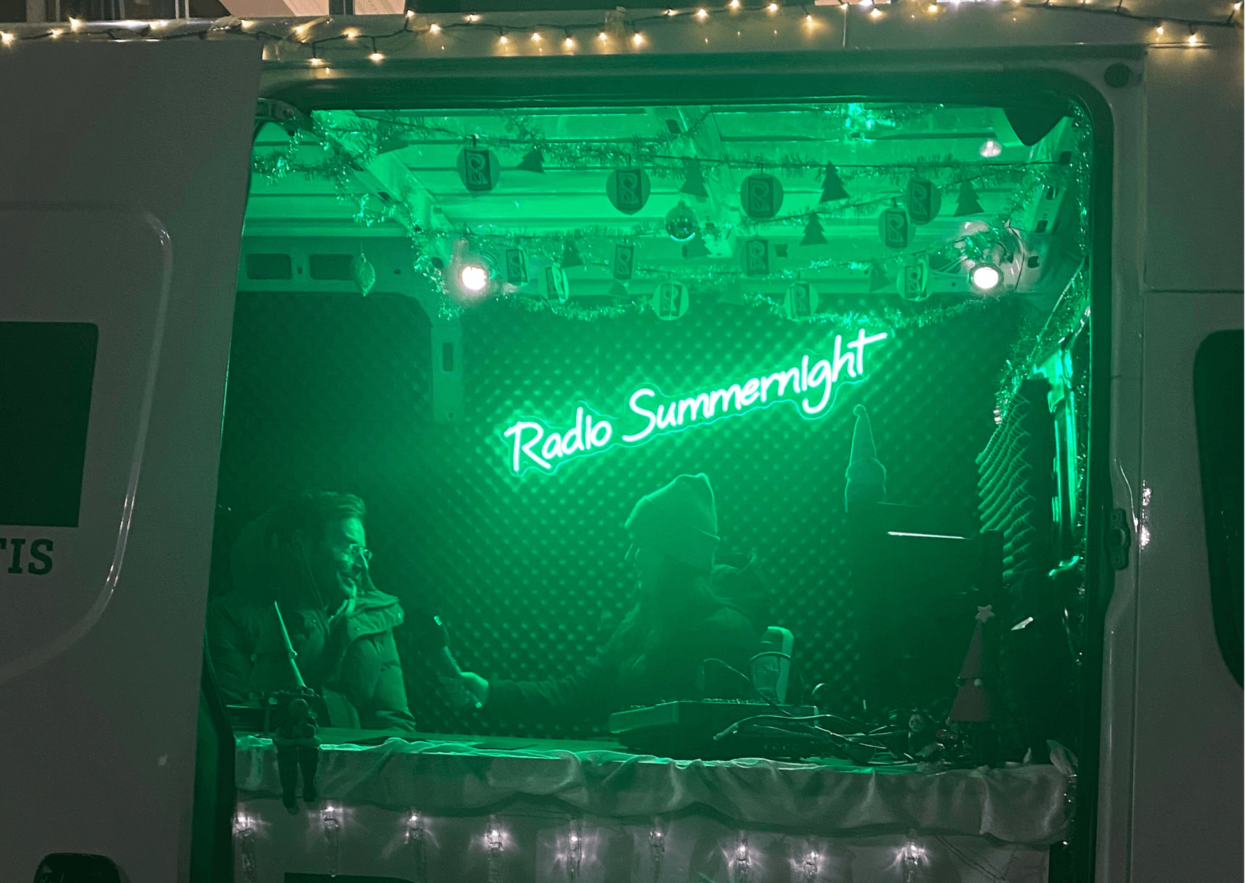 Ich möchte Freude vermitteln, Glück und seid dankbar euren Liebsten gegenüber - Florian Asts neue Single "Wiehnacht" | «Mit dir isch jede Tag u jedi Nacht wie Wiehnacht»– mit diesem Satz begann der Stein für Florian Asts neue Single «Wiehnacht» ins Rollen. Passend zum Thema Weihnachten, schaute er am Weihnachtsmarkt Aarau bei uns im Radiobüsli vorbei, um mit uns über seine neue Single zu sprechen. Was Kitsch und Glöckchen mit seiner Single zu tun haben, wofür Florian Ast dieses Jahr besonders dankbar ist und wie es ihm beim Schreibprozess von «Wiehnacht» erging, erfährst du im Interview mit ihm. IMG 2355 |
