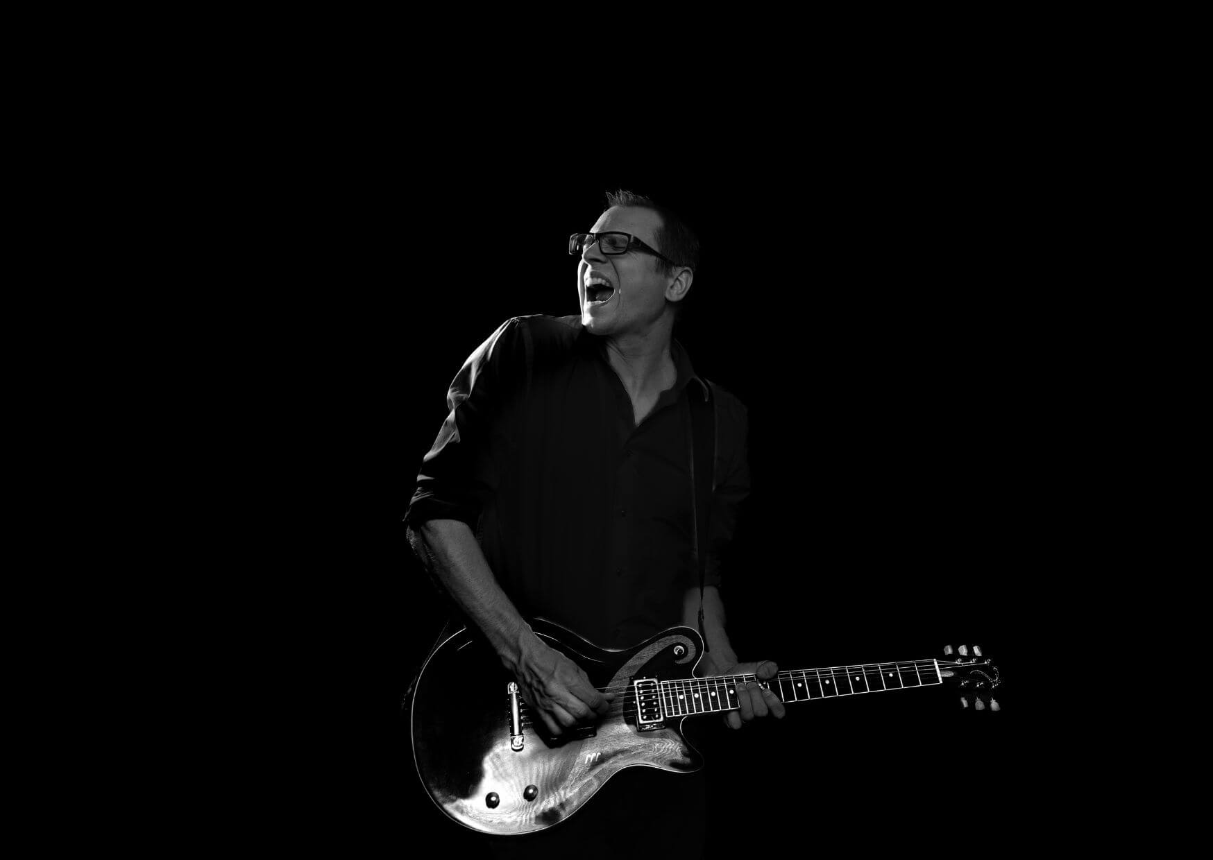 «Musik hat Kraft und kann Brücken schlagen» – Roger Ricks | Architekt und Rockmusiker Roger Ricks aus Männendorf ZH verarbeitet persönliche Schicksalsschläge durch selbstgebaute Gitarren und emotionale Songs. Seine neueste Single "Sorry" ist ein Aufruf zur Selbstannahme und unterstützt gleichzeitig Strassenkinder in Ghana durch Spenden. IMG 2490 |