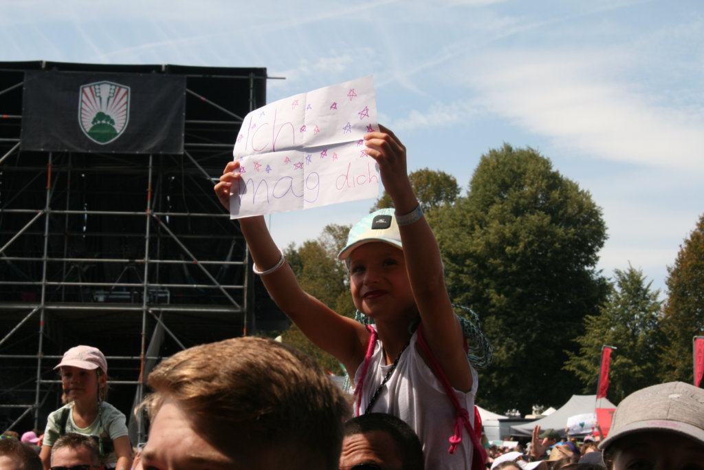 Heitere 2023: Der Rückblick auf ein unvergessliches Festivalwochenende | Vergangenes Wochenende war in Zofingen das beliebte Heitere Open Air. Das Festival welches auf dem Hausberg von Zofingen stattfand, lockte über 12'000 BesucherInnen aus der ganzen Schweiz an. Nicht nur Schweizer Sänger wie Lo&Leduc, Dodo oder Kunz gestalteten das Programm vom Heitere, sondern auch internationale Musiker wie Ray Dalton, Tom Gregory und Leony waren bei dem diesjährigen Heitere dabei. IMG_5192