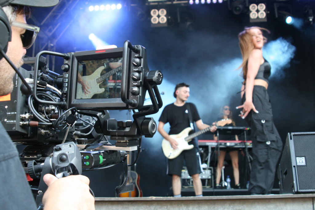 Heitere 2023: Der Rückblick auf ein unvergessliches Festivalwochenende | Vergangenes Wochenende war in Zofingen das beliebte Heitere Open Air. Das Festival welches auf dem Hausberg von Zofingen stattfand, lockte über 12'000 BesucherInnen aus der ganzen Schweiz an. Nicht nur Schweizer Sänger wie Lo&Leduc, Dodo oder Kunz gestalteten das Programm vom Heitere, sondern auch internationale Musiker wie Ray Dalton, Tom Gregory und Leony waren bei dem diesjährigen Heitere dabei. IMG_5293