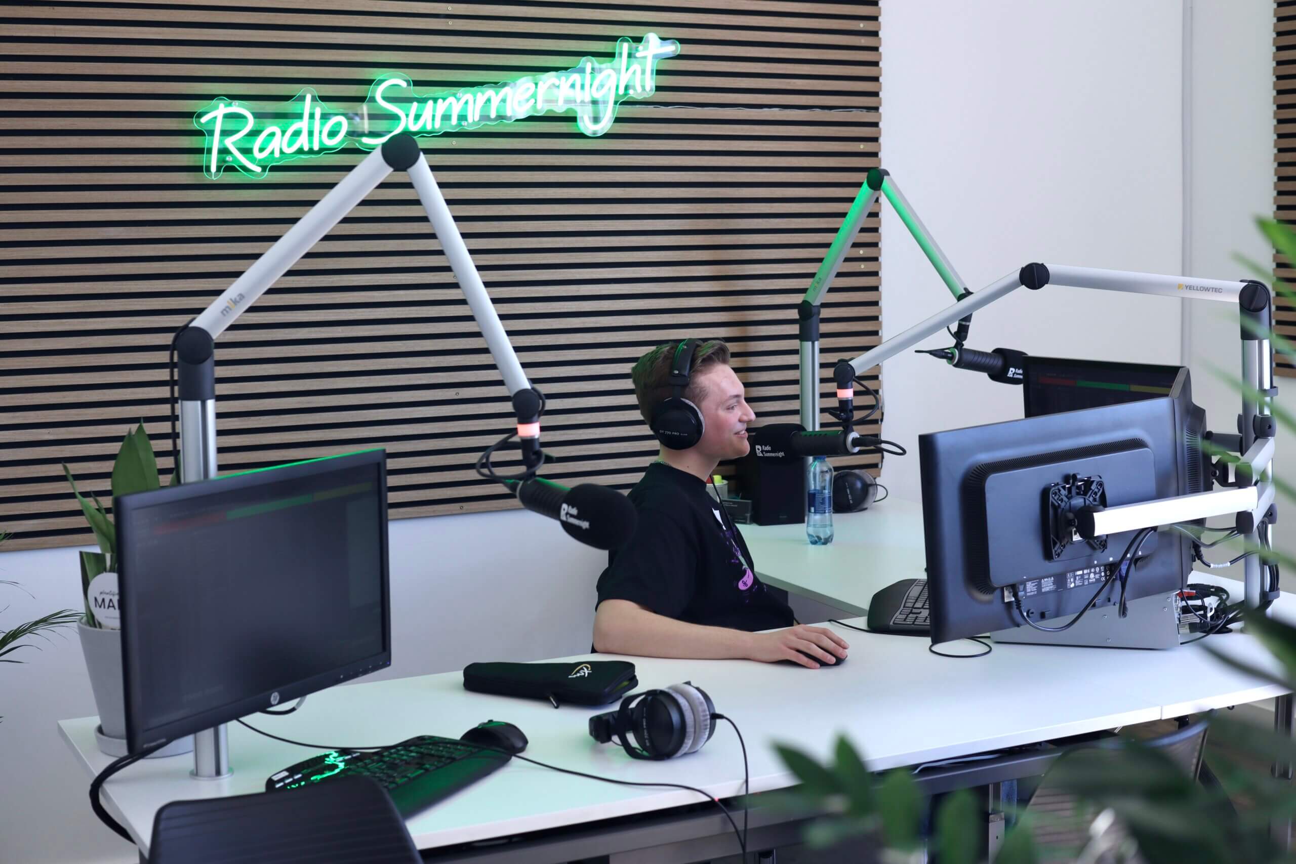 Radio Tag in Rüti 18.01.2025 | Am Radio Tag laden wir alle Radiobegeisterten ein, einen Tag lang in die Welt des Radios einzutauchen. Egal, ob du schon lange Teil unseres Teams bist oder einfach neugierig bist, was hinter den Kulissen eines Radiosenders passiert. IMG 8574 scaled |