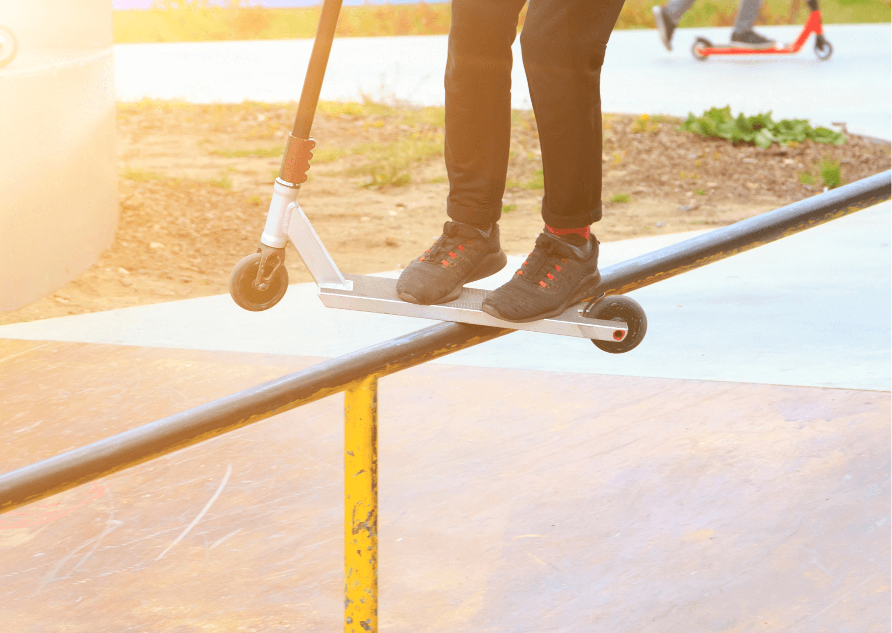 Hohe Flüge und tiefe Stürze | Ein Actionsport wie z.B. BMX oder Skateboarding, der noch nicht so an Popularität gewonnen hat. Es geht um genauer zu sein um den Stunt Scooter, der vielmals als Kinderspielzeug betrachtet wird. Dieses "Spielzeug" wird von Profi Sportler verwendet um an grossen Events, unter anderem auch Meisterschaften teilzunehmen, bei denen es viel zu Gewinnen gibt. Hierbei geht es nicht nur um den Preis, sondern um den wahren Sportgeist, man unterstützt sich selbst bei Meisterschaften und spielt nicht gegeneinander sondern miteinander. Kopie von Artikel Bild radiosummernight.ch 1 13 |