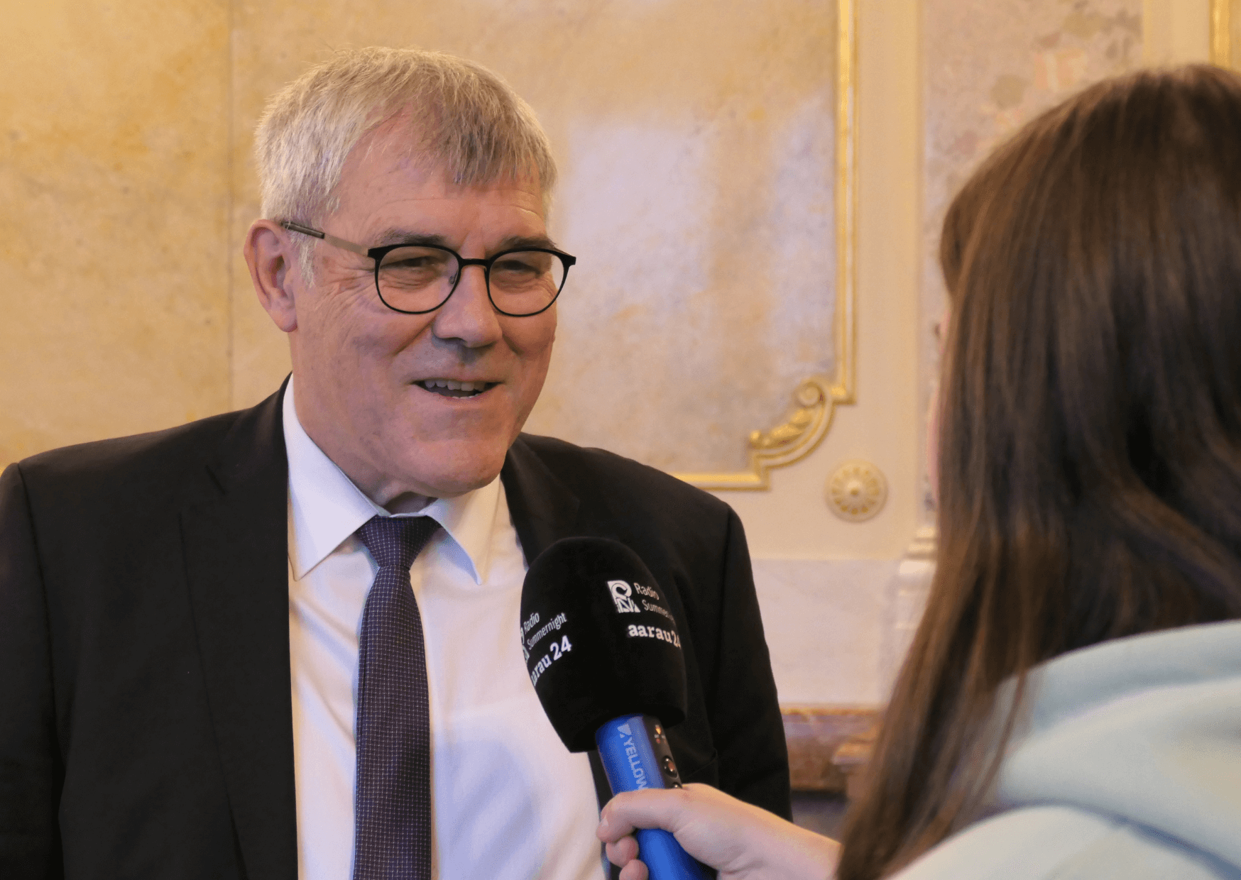 «Ich denke nicht, dass man mit Erbslizähler europäische Integration machen kann» | Er ist ein Basler Urgestein, Sozialdemokrat und aktuell der höchste Schweizer: Die Rede ist von Eric Nussbaumer. Im Rahmen der Jugendsession 2024, erzählt er uns, wie er als Jugendlicher über Europa gedacht hat und wie sich Europa in den letzten Jahren gewandelt hat. Auch erklärt er, wieso die Wiederaufnahme von Erasmus+ trotz kritischen Stimmen wichtig ist. Ein Blick in die Zukunft darf nicht fehlen. Wie die Beziehung zwischen der Schweiz und der EU in 20 bis 30 Jahren aussehen könnte, verrät er im Radiobeitrag. Kopie von Artikel Bild radiosummernight.ch 1 25 |