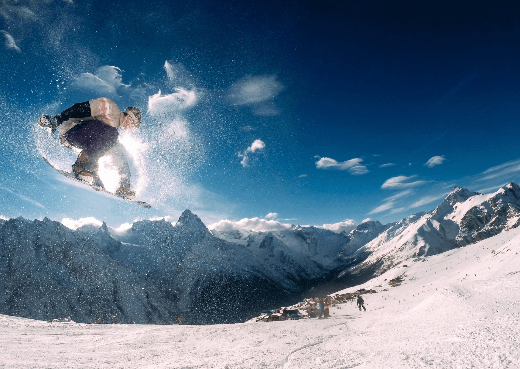 Laax Open | In diesem Radiobeitrag geht es um das letzte Wochenende. Es war ein sehr aufregendes Wochenende für die Wintersport Fans. Und zwar fand in Laax auf dem Berg Crap Sogn Gion das Laax Open statt. 5 Frauen und 12 Männer haben ihre Besten Tricks auf der Grössten Halfpipe ,The Big Beast of Laax, gezeigt. Es gab 2 Kategorien. Für Ski gab es die Kategorie Slopestyle und für Snowboard gab es Slopestyle, wie auch Halfpipe. Kopie von Artikel Bild radiosummernight.ch 1 6 |