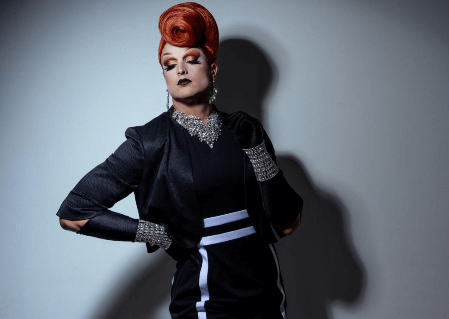 "Mehr als Glitzer: Die beeindruckende Entstehung der Odette Hella'Grand" | Odette Hella'Grand ist nicht nur irgendeine Drag Queen – sie ist die Drag Queen der Schweiz! Ihre glitzernde Karriere ist so erfolgreich wie kaum eine andere, aber der Weg dorthin war alles andere als leicht. Heute ist sie eine der bekanntesten Drag Queens im Land, aber ihre Geschichte beginnt, wie bei so vielen, mit dem Zuschauen. Schon lange bevor der Mainstream die Drag-Welt entdeckte, war Odette eine der Ersten, die „RuPaul’s Drag Race“ verschlang. Damals wollte sie noch Musicaldarstellerin werden, doch wie das Schicksal so spielt, brachte es sie auf die glamouröse Bühne des Drag. Kopie von Artikel Bild radiosummernight.ch 4 5 |