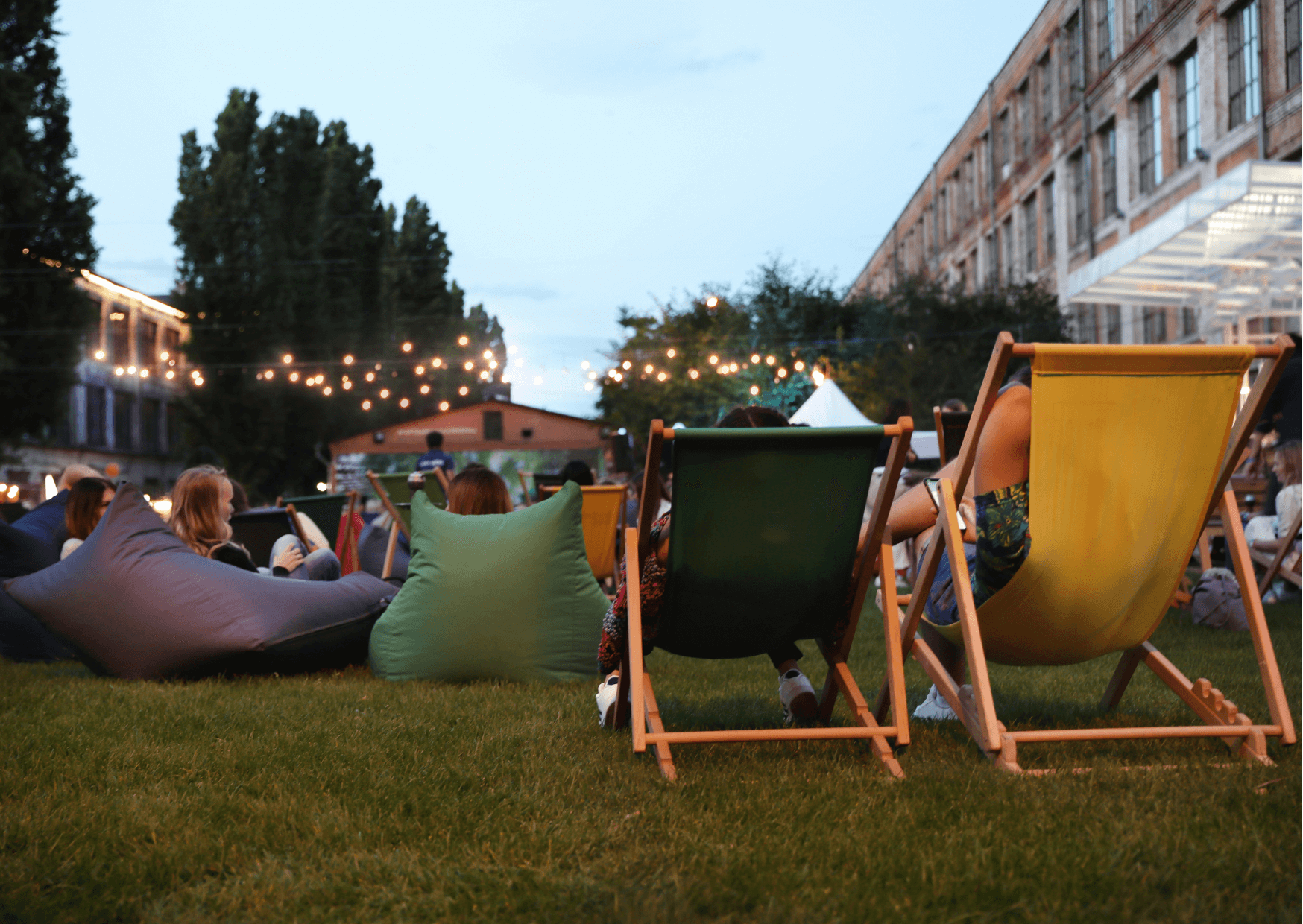 Wie das Rütner Velokino die Gemeinschaft in Bewegung bringt | Wer geht schon in das Kino und macht dabei freiwillig Sport. Die Antwort ist: Die 60 Besucher*innen vom Velokino am Dienstag in Rüti ZH und am Mittwoch kommen hoffentlich noch mehr dazu. Der Anlass findet im Rahmen der Kampagne „Besser Velo“ statt, die vom Mai – September in Rüti ZH lauft. Wie genau das funktioniert und was mehr dahinter steckt, findet ihr heraus, wenn ihr den Beitrag hört. Kopie von Artikel Bild radiosummernight.ch 27 |