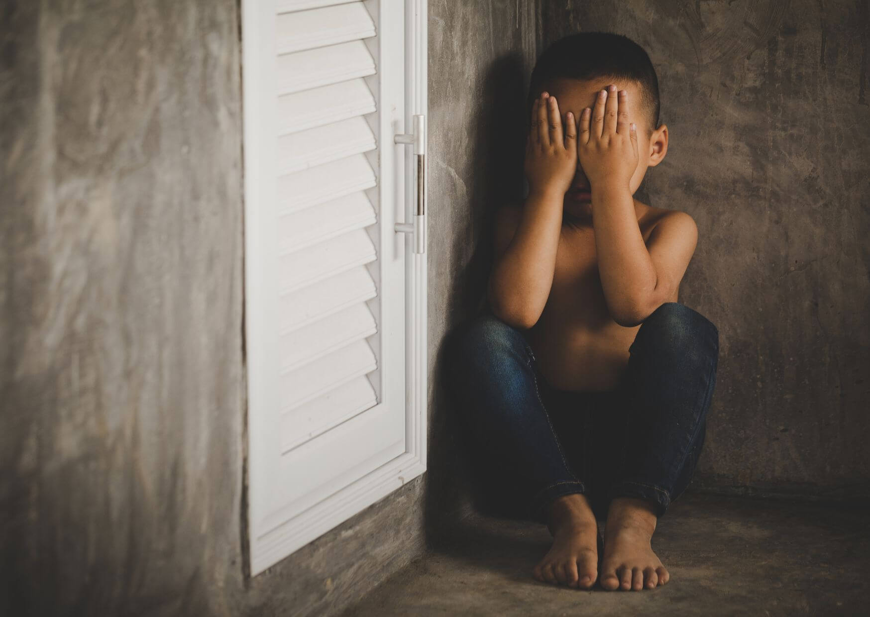 Von der Mutter verlassen: Junge (9) lebte zwei Jahre lang allein | Ein neunjähriger Junge hat zwei Jahre lang allein in einer kalten Wohnung in Südwestfrankreich gelebt, nachdem seine Mutter weggezogen war. Die Mutter behauptete vor Gericht, mit ihm zu leben, aber Handydaten zeigten das Gegenteil. Sie wurde wegen Kindesgefährdung zu sechs Monaten Gefängnis verurteilt. Der Junge hatte keine Heizung und Strom, schlief in Schlafsäcken und ernährte sich von gestohlenen Tomaten und kalten Konserven. Seine Isolation wurde erst entdeckt, als besorgte Nachbarn die Polizei informierten. Trotzdem war er ein guter Schüler, und Sozialdienste hatten die Situation zuerst nicht erkannt. wie 20 min.ch mitteilt. Kopie von Artikel Bild radiosummernight.ch 6 |
