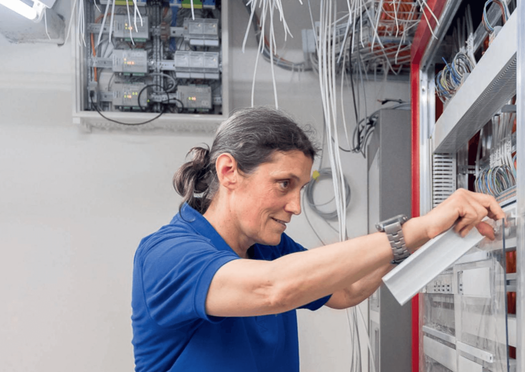 Jenny: Eine Elektroinstallateurin auf dem Weg zur Gleichstellung in der Baubranche! | Jenny, eine 27-jährige Frau aus Volketswil, hat in der männlich dominierten Baubranche ihren Platz gefunden. Als Elektroinstallateurin hat sie eine beeindruckende Reise hinter sich. Ihr Werdegang begann, als sie sich mit einem Kollegen über ihre beruflichen Träume austauschte und ihm ein Lehrlingsplatz als Elektroinstallateurin angeboten wurde. Nachdem sie den Beruf während eines Schnupperpraktikums lieben gelernt hatte, entschied sie sich mutig, dieses Angebot anzunehmen. Kopie von Kopie von Artikel Bild radiosummernight.ch 4 2 |
