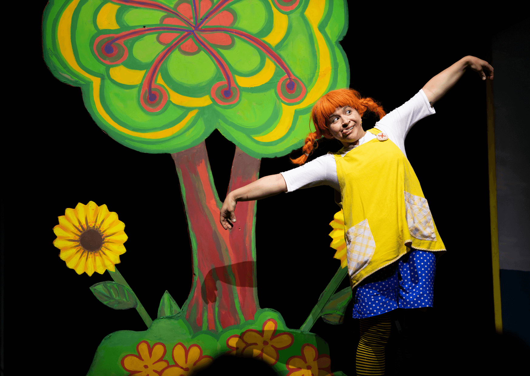 Pippi feiert Geburtstag: Ein Kindermusical in Knies Kinderzoo | Sie macht, was sie will, und lässt sich von niemandem etwas vorschreiben. Sie trägt bunte Kleidung, mischt sich in alles ein und hat immer eine Antwort parat. Ein aussergewöhnliches Mädchen mit roten, abstehenden Zöpfen, das in der Villa Kunterbunt lebt. Die rede ist von niemand anderem als Pippilotta Viktualia Rollgardina Schokominza Efraimstochter Langstrumpf. Andri Kaufmann