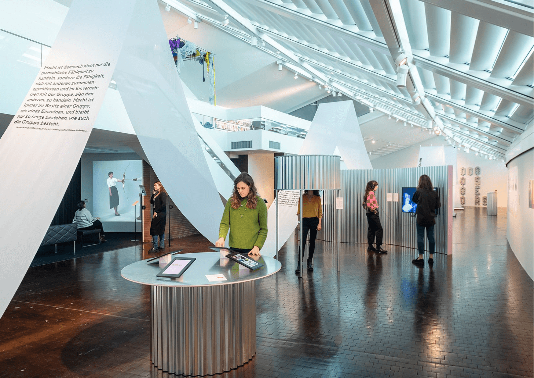 Privilegien, Risiken und Chancen - Was MACHT mit uns macht | Die aktuelle Ausstellung «Was MACHT mit uns macht» reflektiert tiefgreifende Fragen, die unsere Welt formen und unser tägliches Leben beeinflussen. Unter dem inspirierenden Dach des Vögele Kultur Zentrums wurde eine Plattform geschaffen, auf der Erkenntnisse aus Wissenschaft, Kunst und Alltag zu einem einzigartigen Gesamterlebnis verschmelzen. Kopie von Kopie von Artikel Bild radiosummernight.ch 6 |