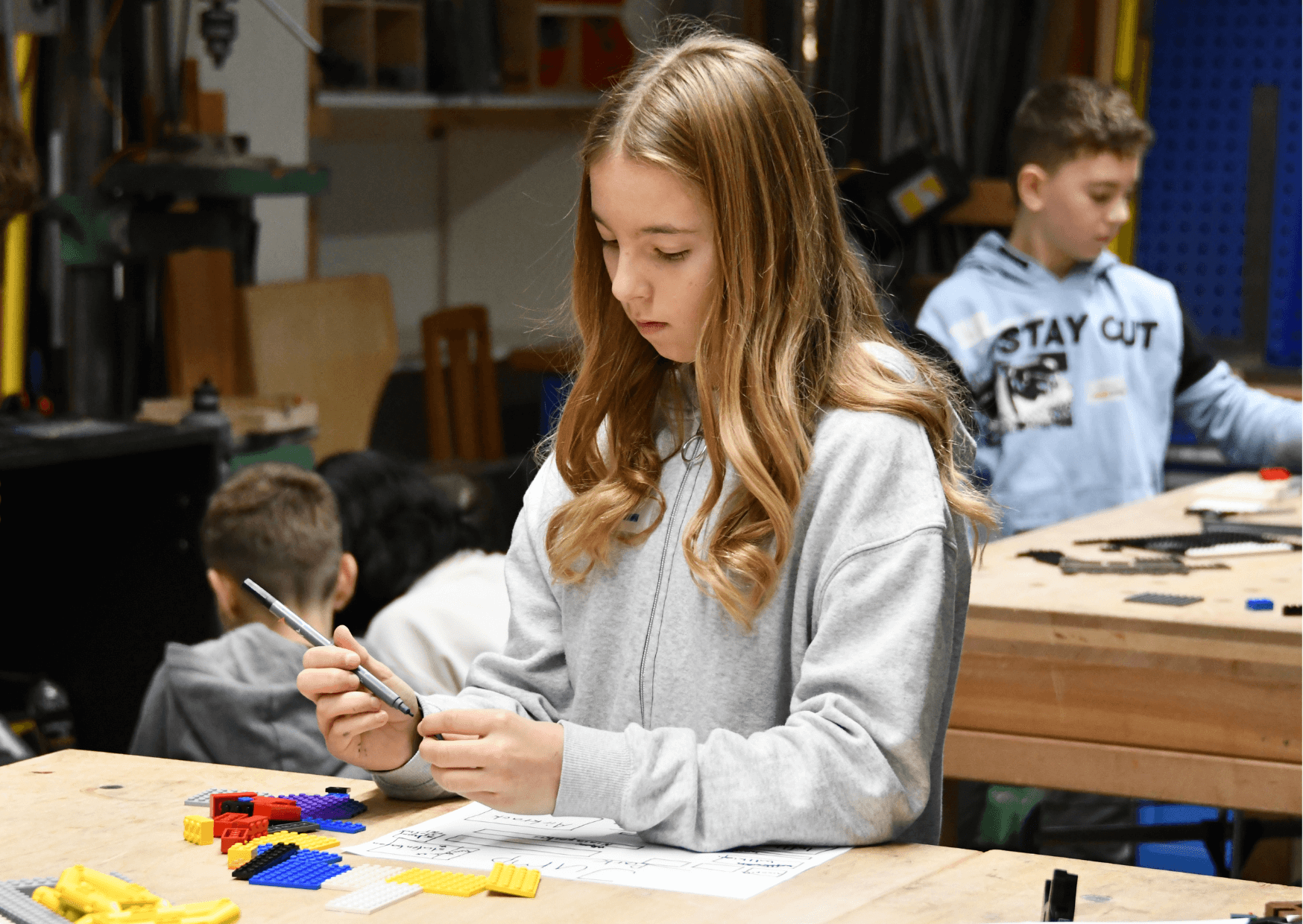 Kinderkonferenz 2023: Aktiv die Zukunft mitgestalten | Seit 2021 findet in Rapperswil-Jona jährlich eine Kinderkonferenz statt, an der 60-65 Kinder der 5. und 6. Klasse aus Rapperswil-Jona teilnehmen. Diese Veranstaltung ermöglicht es den jungen Teilnehmern, sich intensiv mit verschiedenen Themen ihres Alltags auseinanderzusetzen. Durch die Konferenz haben die Kinder die Gelegenheit, nicht nur ihre kreativen Ideen zu entwickeln, sondern auch ihre persönlichen Meinungen offen zu teilen. Kopie von Kopie von Artikel Bild radiosummernight.ch 7 |