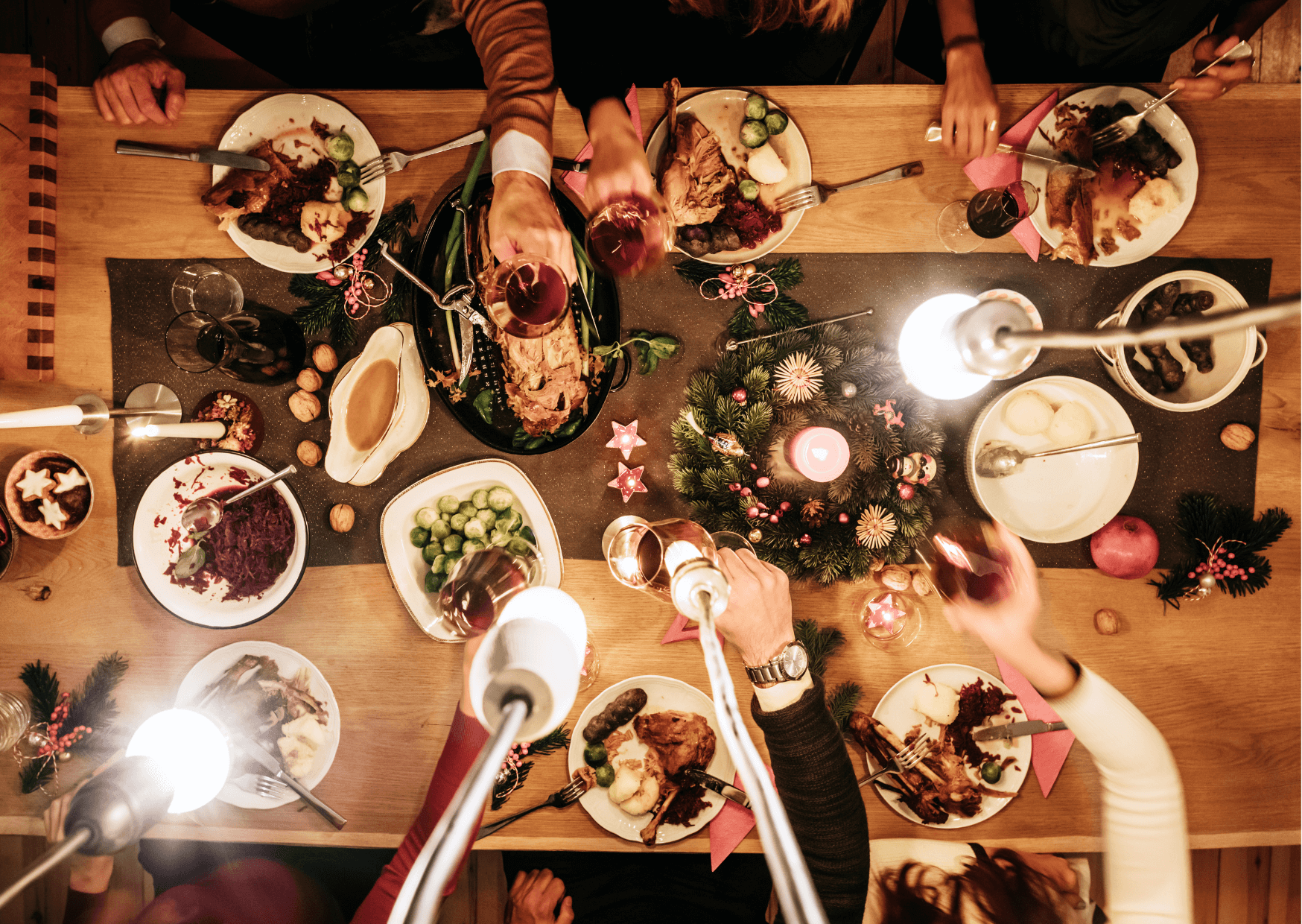 Ein Blick in die Traditionen der Weihnachtsmarkt-Besucher | Von besonderen Weihnachtsessen bis hin zu lustigen Spielen am Heiligen Abend - die Weihnachtstraditionen reichen von herzerwärmend bis hin zu humorvoll. Manche schwören auf das traditionelle Festmahl, bei dem Grossmutter's geheimes Rezept für die perfekte Weihnachtsgans im Mittelpunkt steht. Andere wiederum setzen auf moderne Interpretationen, bei denen internationale Köstlichkeiten den festlichen Tisch schmücken. Doch egal, was auf dem Menü steht, es sind die gemeinsamen Stunden am Tisch, die im Mittelpunkt stehen – Momente des Geniessens und der Verbundenheit. Kopie von Kopie von Artikel Bild radiosummernight.ch 9 |