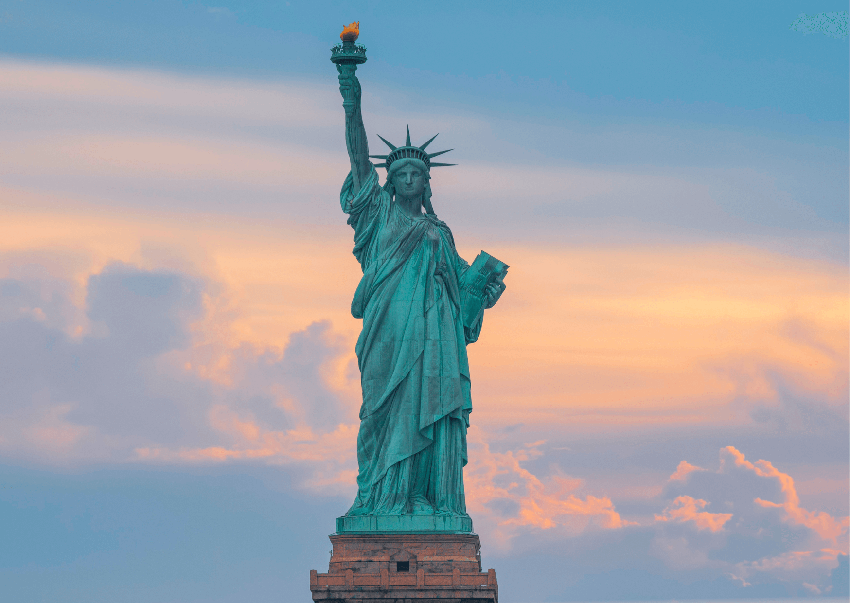New York und ihre Sehenswürdigkeiten | In New York gibt es verschiedene Sehenswürdigkeiten. In meiner Folge spreche ich über unteranderem über die Sehenswürdigkeiten, welche man in New York bestaunen kann. Jährlich zieht es millionenfach Touristen in den Big Apple. Kopie von Kopie von Kopie von Artikel Bild radiosummernight.ch 2 |