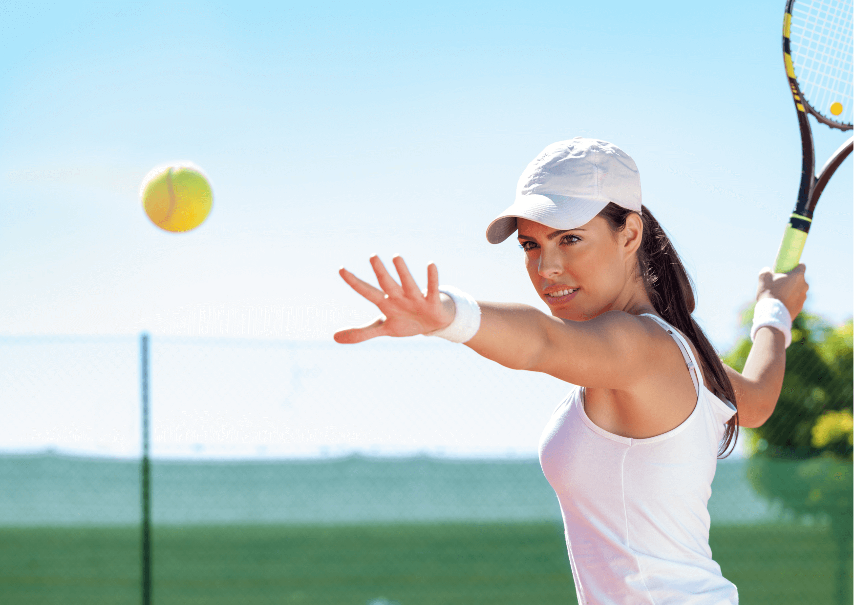 Tennis | Tennis ist ein beliebter Sport, der sowohl von Profis als auch von Amateuren auf der ganzen Welt gespielt wird. Es wird entweder im Einzel (zwei Spieler) oder im Doppel (vier Spieler) auf einem rechteckigen Spielfeld ausgetragen, das als Tennisplatz bezeichnet wird. Das Ziel des Spiels besteht darin, den Ball so über das Netz zu schlagen, dass der Gegner ihn nicht zurückschlagen kann und Punkte zu erzielen. Kopie von Kopie von Kopie von Kopie von Kopie von Kopie von Kopie von Kopie von Kopie von Kopie von Artikel Bild radiosummernight.ch 1 |
