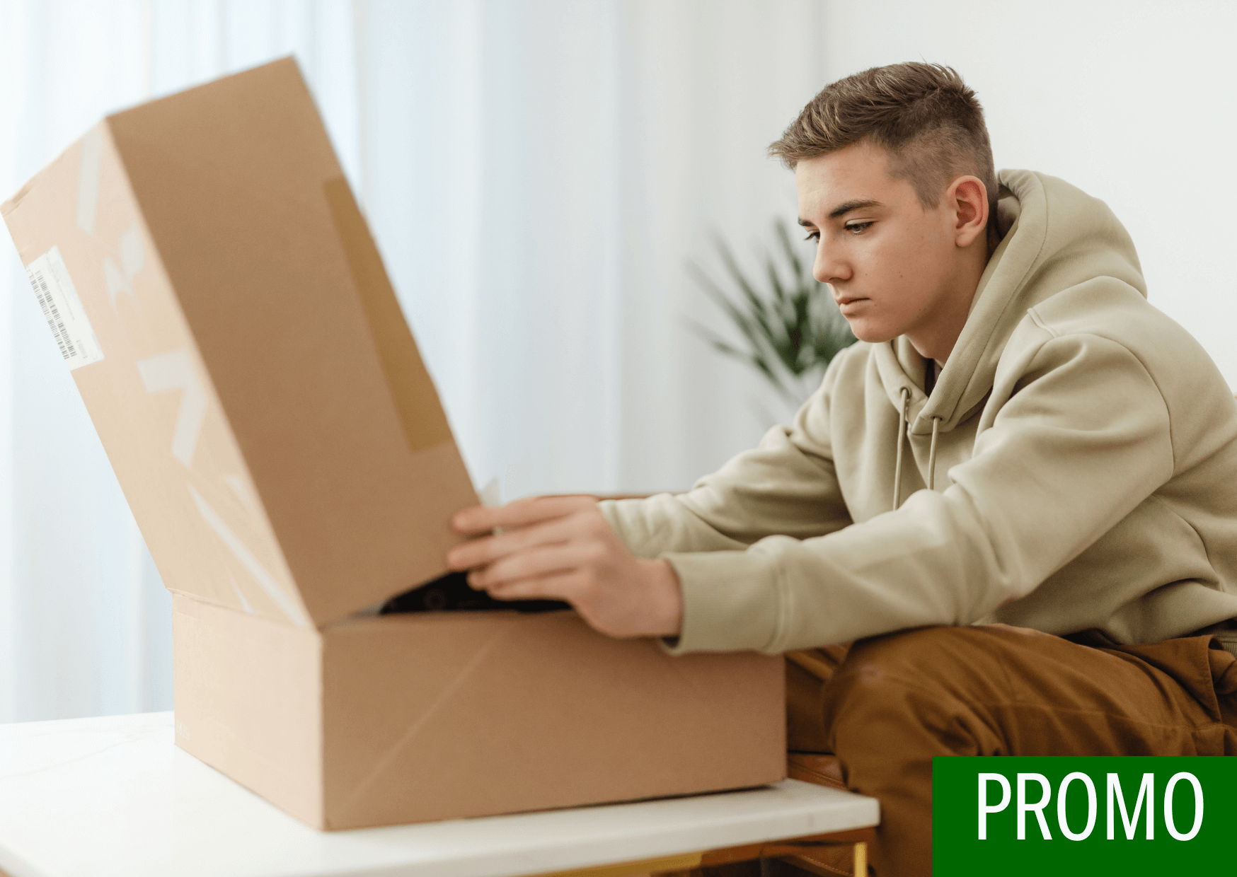Warum dein Hoodie aus UK 30 Franken Versand kostet und wie du das easy umgehst | Ein Hoodie für 29 Franken, Versand dafür 30? Völlig absurd und trotzdem Alltag für viele, die Kleidung aus dem Ausland bestellen. Laut einer Erhebung des Preisvergleichsportals Toppreise.ch geben junge Erwachsene in der Schweiz im Schnitt 270 Franken pro Jahr für internationale Lieferkosten aus. Was eigentlich nach einem Schnäppchen aussieht, wird durch Versand, Zoll und Bearbeitungsgebühren zur teuren Falle. Muss das sein? Warum ist das so teuer und wie können wir das umgehen? Dieser Artikel zeigt dir, wie du smarter bestellst, Kosten senkst und Grenzen clever ausspielst. Kopie von PROMO Artikel Bild radiosummernight.ch 5 |