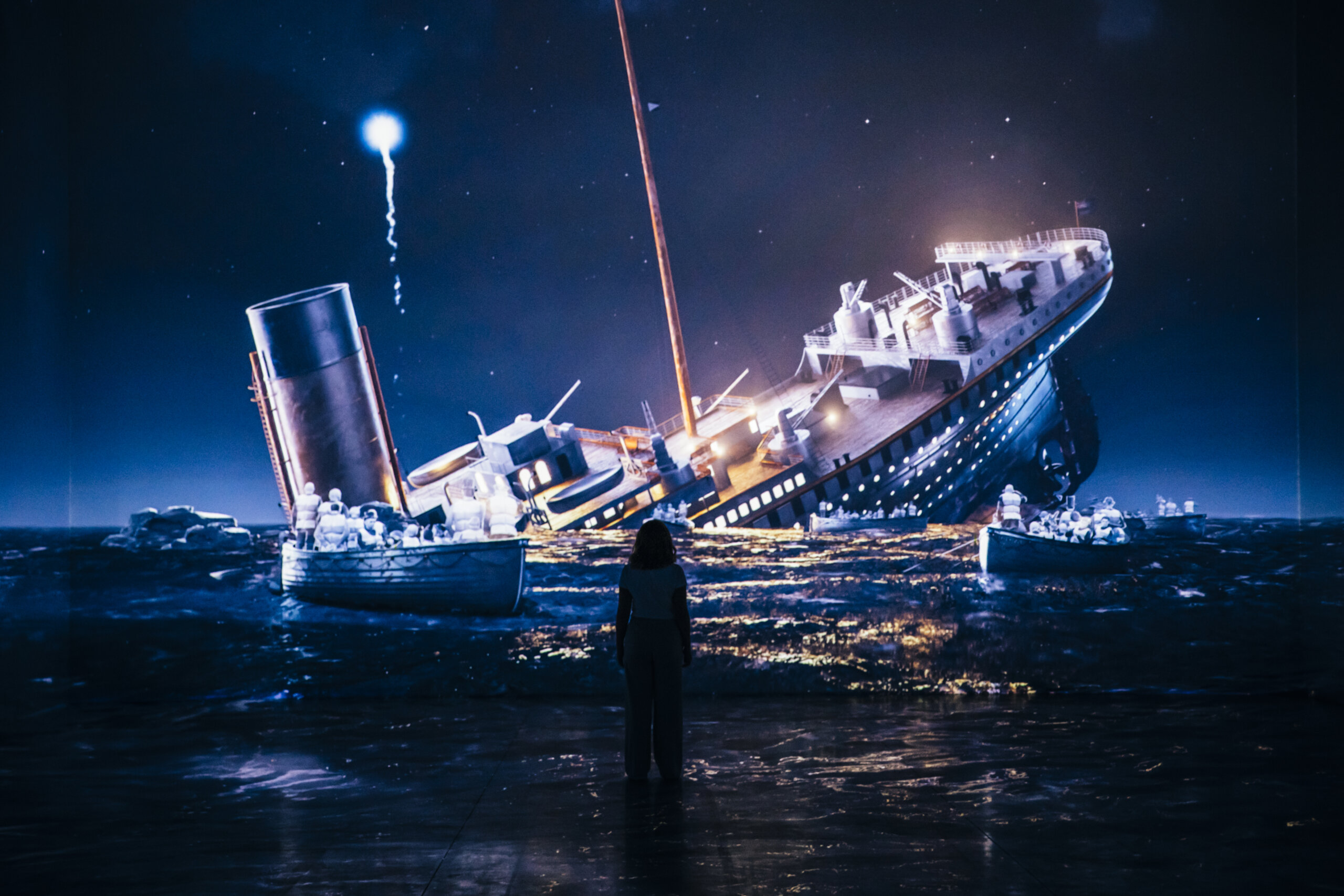 Titanic – Der Traum, der im Eis versank | In der Maag Halle läuft derzeit die faszinierende Erfolgsausstellung „Die Legende der Titanic“ – ein Erlebnis, das Geschichte lebendig werden lässt. Cornelia Stutz nimmt uns mit auf eine unvergessliche Reise an Bord des wohl berühmtesten Schiffs der Welt .Mit detaillierter Ausstattung, nachgebildeten Räumen und originalen Exponaten der Schwesternschiffe fühlt man sich, als wäre man selbst Teil der ersten und letzten Fahrt der Titanic. In der immersiven Show begleitet man das majestätische Schiff vom Ablegen im Hafen von Southampton bis hin zum tragischen Untergang im eisigen Nordatlantik – ein emotionales Erlebnis zwischen Glanz, Hoffnung und Schicksal. MAD Titanic 2024 SetVexy SVC 9547 scaled |