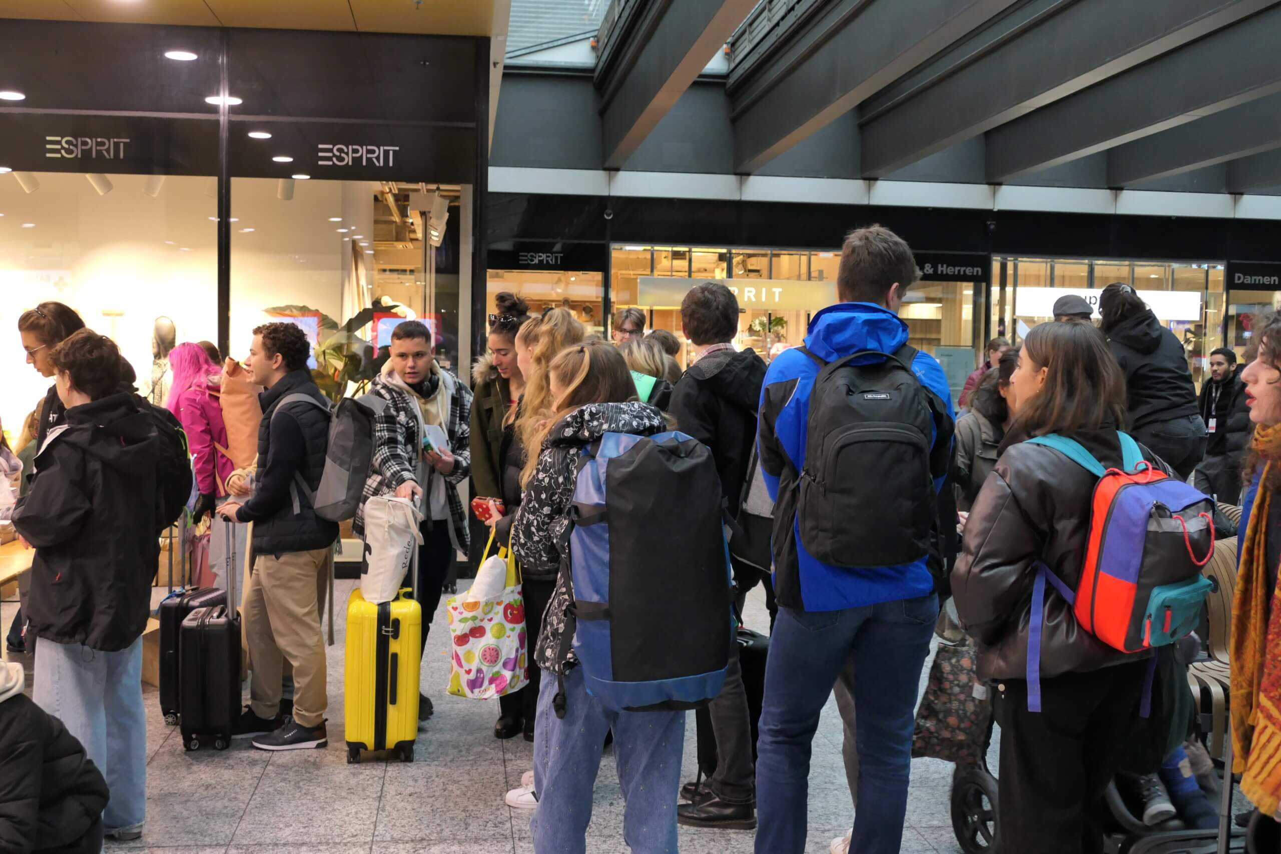 Jugendliche erobern Bundesbern | Der Startschuss für die 32. Eidgenössische Jugendsession in Bern ist gefallen. Wie in jedem Jahr haben sich 200 engagierte Jugendliche in die Hauptstadt aufgemacht, um gemeinsam an der Gestaltung ihrer Zukunft zu arbeiten. Die Vorfreude und die Erwartungen der jungen Teilnehmer sind hoch. P1071966 scaled |