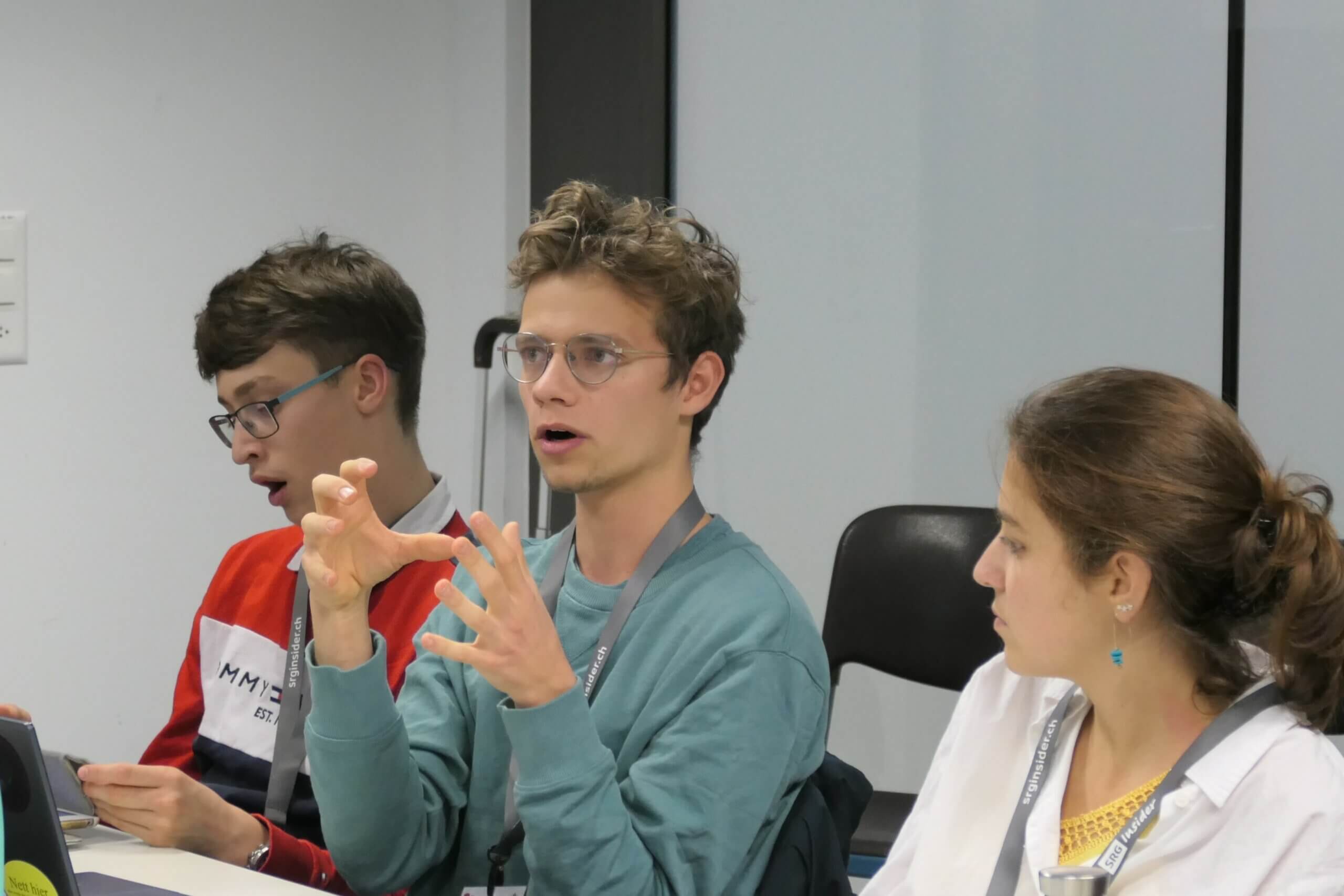"Ich finde, wir sollten politische Teilhabe fördern." | Lukas Adam – Teilnehmer an der Jugendsession 2023 spricht über den ersten Tag an der Jugendsession. Er erzählt von seiner Arbeit in der Gruppe Citoyenneté. Wenn du erfahren willst, wie weit die Forderung schon ist und wie ein erster Tag an der Jugendsession ist, dann höre den Beitrag. Monika Waldis, Direktorin des Zentrums für Demokratie lobt ausserdem die Gruppe im Beitrag und meint wenn alle Jugendlichen so engagiert wären, würden deutlich mehr Junge abstimmen gehen. P1072021 scaled |