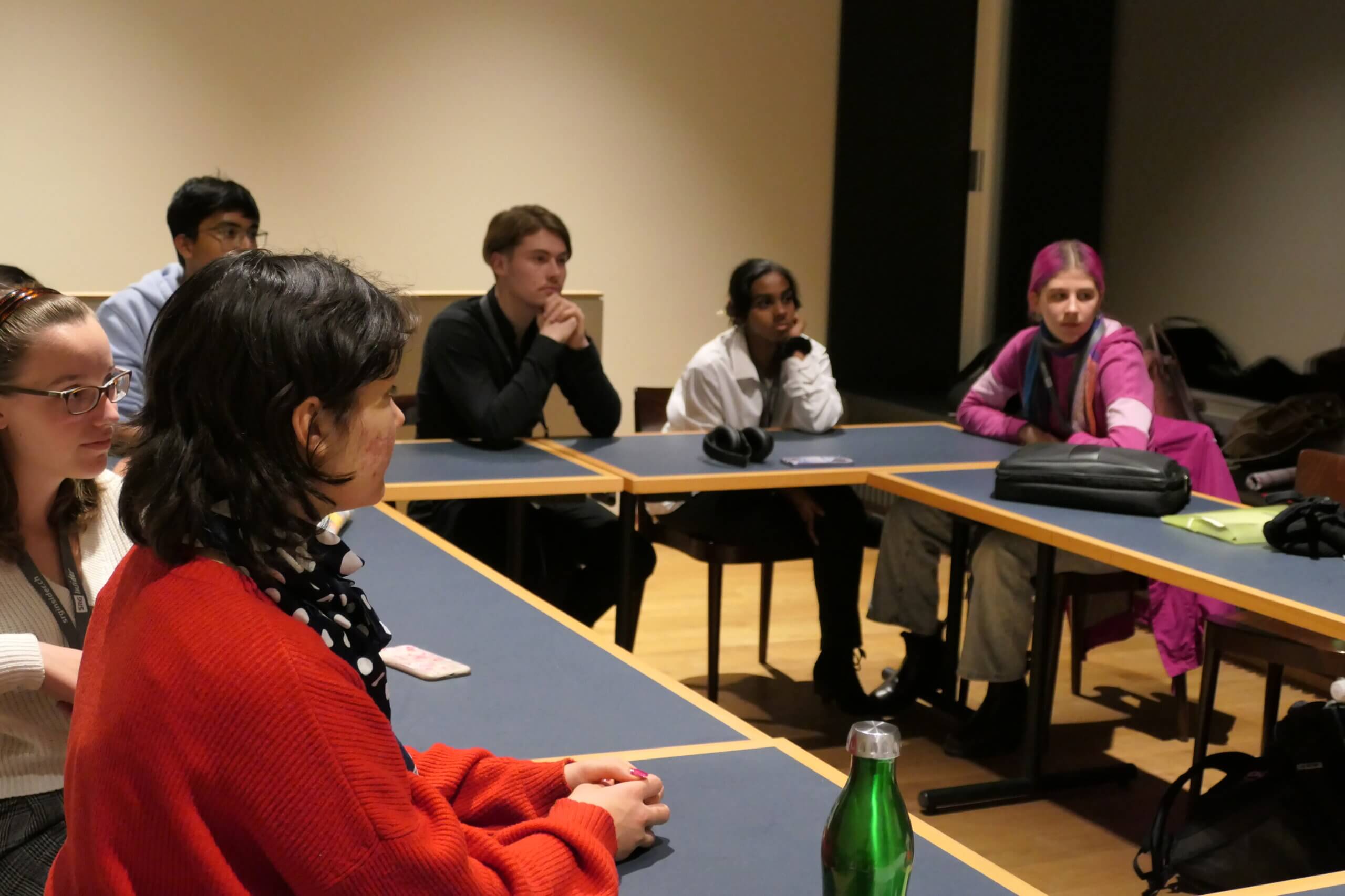 Journalismus und Politik - das geht zusammen | Aru Bealendra und Samwel Shahadat - Teilnehmende der Jugendsession sprechen über den heute Abend besuchten Workshop "Podcast" und weshalb sie den Journalismus interessiert. Junge Menschen werden zu wenig gehört, da sind sich beide einig. Sie wollen beide junge talentierte Menschen vors Mikrofon bringen und ihre Geschichte erzählen. P1072034 scaled |