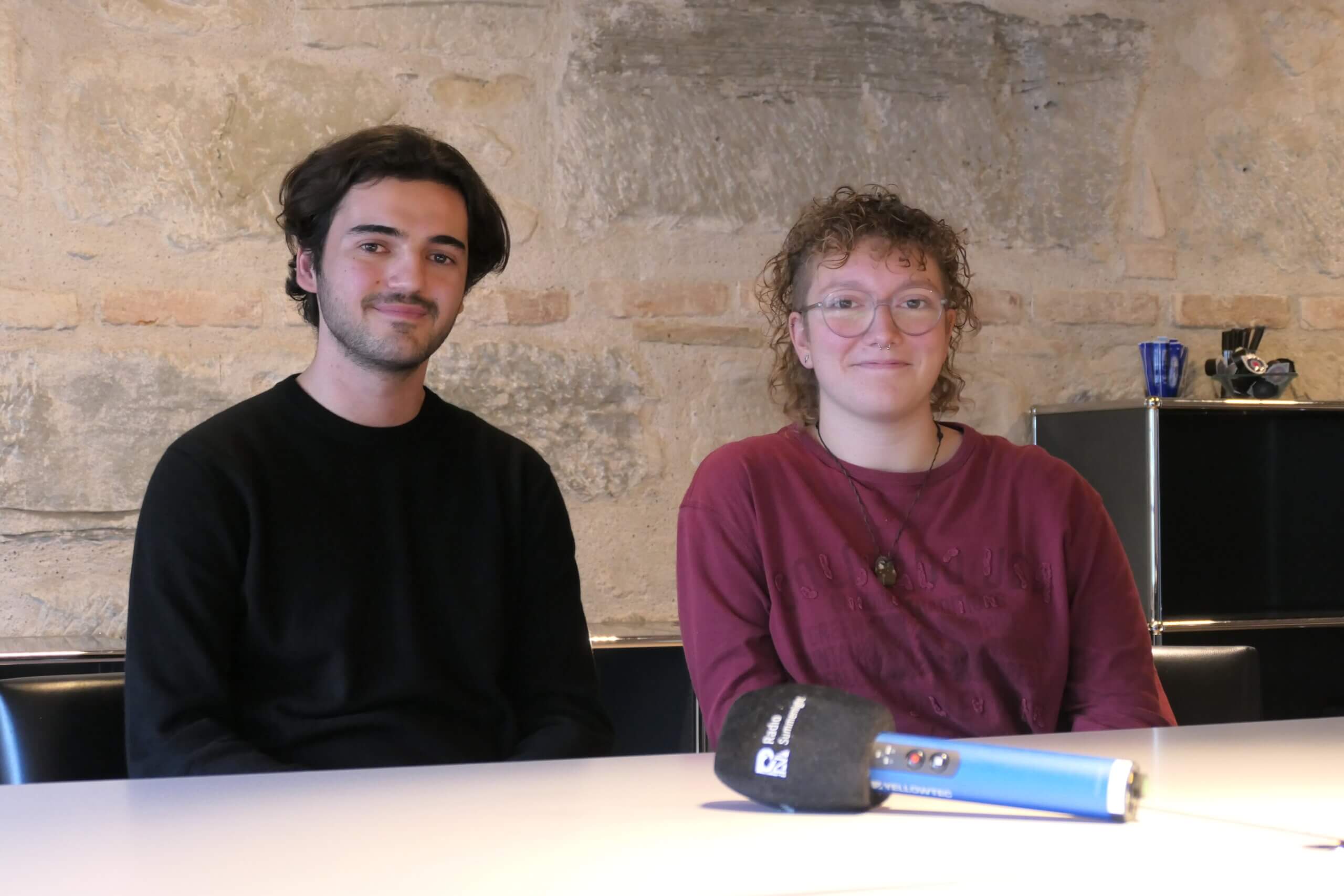 "Der Besuch der Nationalrätin war sehr bereichernd." | Nyah Bolli und Ugur Diktas – Teilnehmende der Jugendsession 2023 der Gruppe Desinformation sprechen über die Arbeit in der Gruppe und den Besuch der Nationalrätin Katja Christ. Die Forderung muss jetzt bis 17:00 Uhr finalisiert werden, damit sie dann am Sonntag im Bundeshaus besprochen werden kann. P1072139 scaled |