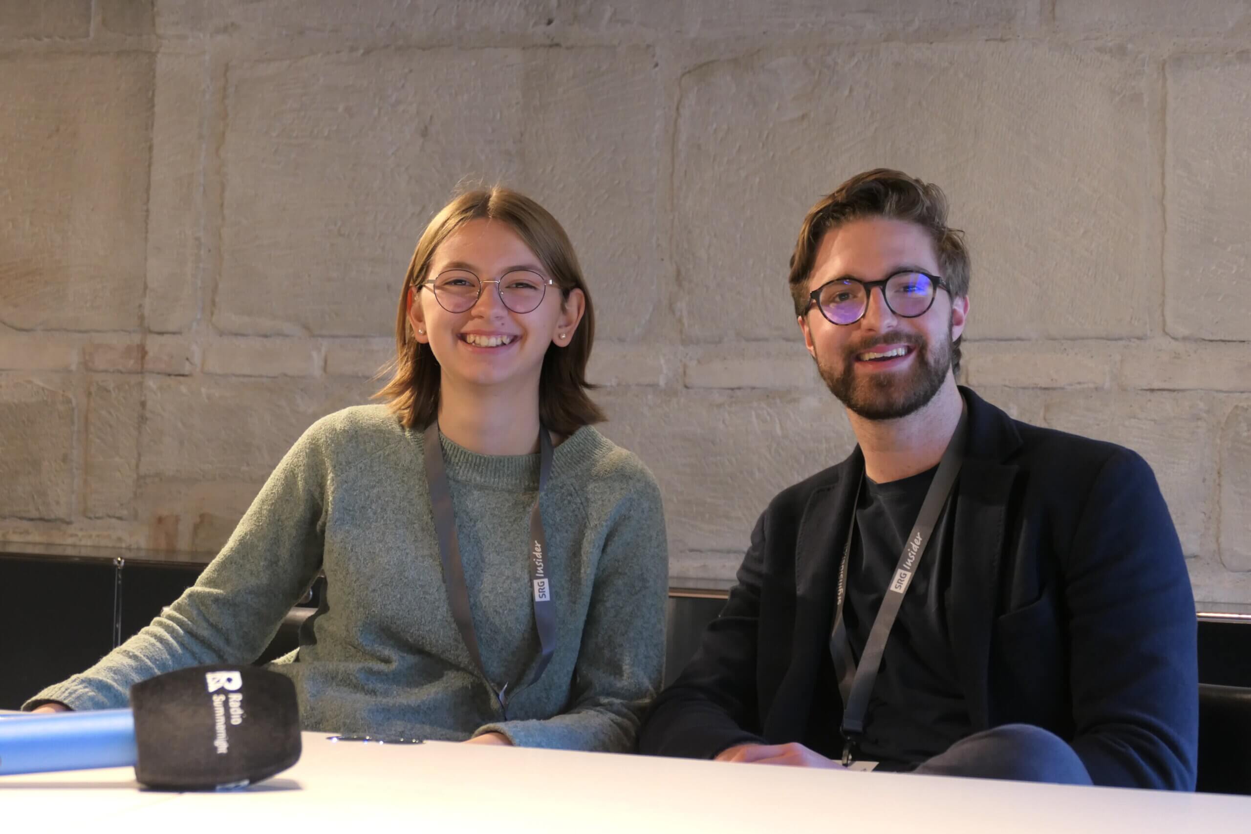 "Die Krankenkassenprämien und Medikamentenpreise sind zu hoch." | Miriam Lüde und Enea Bortolani – Teilnehmende der Jugendsession 2023 der Gruppe Krankenkasse sprechen über ihre Forderung an die Politik. Diese muss jetzt bis 17:00 Uhr noch finalisiert werden, damit sie dann am Sonntag im Bundeshaus besprochen werden kann. P1072151 scaled |