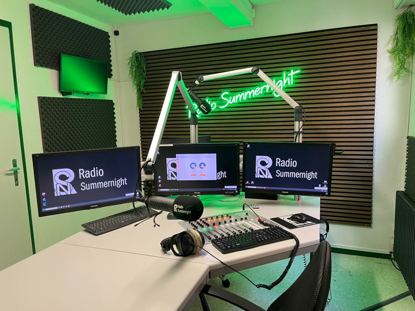 Studio | Das Studio in Aarau befindet sich direkt in der Aarauer Innenstadt. Das Studio ist im obersten Stockwerk der Igelweid 1 direkt oberhalb vom Fielmann und wurde im 2023 neu gebaut. Zum Studio in Aarau hat der Standort eine Redaktion mit 20 Arbeitsplätzen und einem Sitzungsbereich. PHOTO 2025 10 23 14 57 501 |