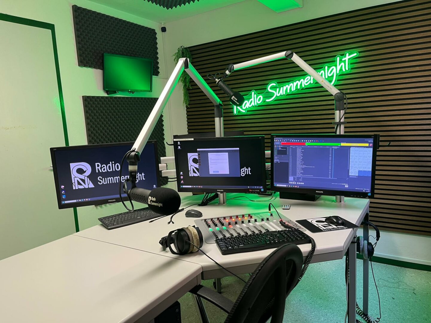 Studio | Das Studio in Aarau befindet sich direkt in der Aarauer Innenstadt. Das Studio ist im obersten Stockwerk der Igelweid 1 direkt oberhalb vom Fielmann und wurde im 2023 neu gebaut. Zum Studio in Aarau hat der Standort eine Redaktion mit 20 Arbeitsplätzen und einem Sitzungsbereich. PHOTO 2025 10 23 14 57 503 |