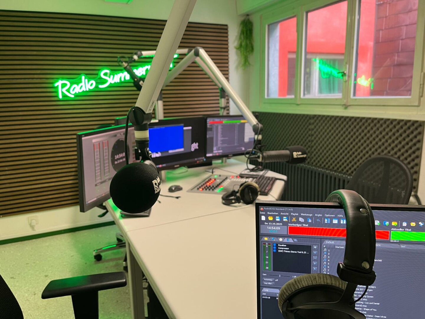 Studio | Das Studio in Aarau befindet sich direkt in der Aarauer Innenstadt. Das Studio ist im obersten Stockwerk der Igelweid 1 direkt oberhalb vom Fielmann und wurde im 2023 neu gebaut. Zum Studio in Aarau hat der Standort eine Redaktion mit 20 Arbeitsplätzen und einem Sitzungsbereich. PHOTO 2025 10 23 14 57 521 |