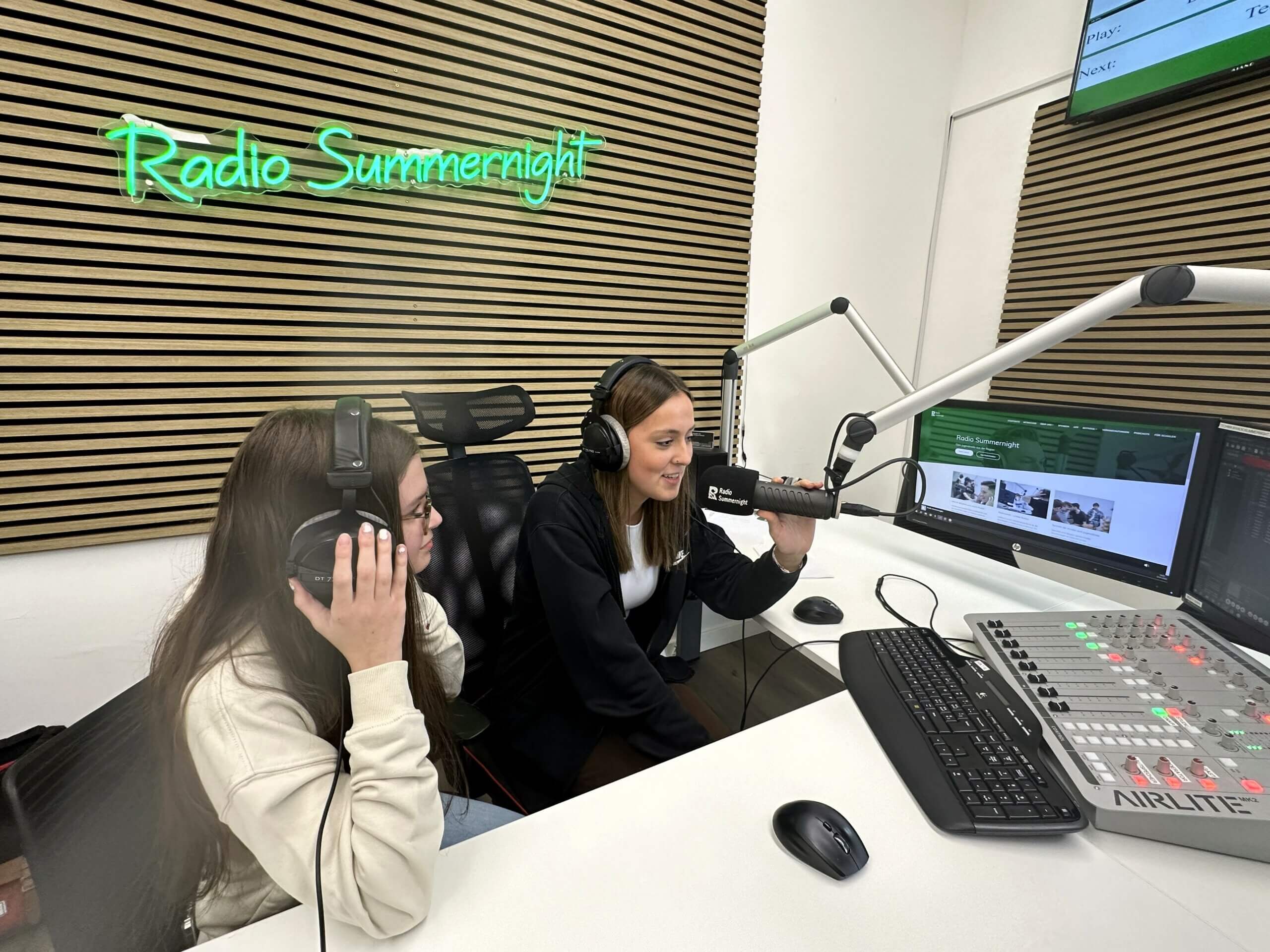 Podcast und Radio selber gestalten – Weekend Kurs für kreative Jugendliche | Entdecke an einem Wochenende die Welt von Radio oder Podcast: Jugendliche produzieren Beiträge im Studio und gestalten eigene Sendungen live mit. Radio 3 scaled |