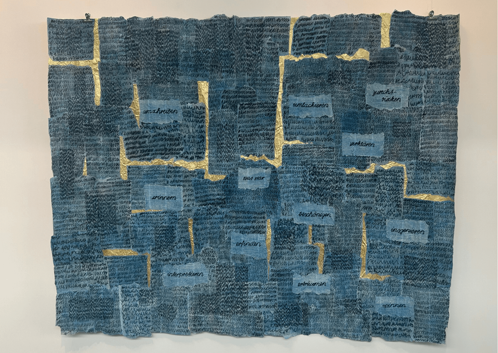 „Alles hat seine Zeit“ – Kunst zwischen Zeit, Flicken und Heilung | Was bleibt, wenn die Zeit vergeht? Die Ausstellung „Alles hat seine Zeit“ setzt sich mit der Vergänglichkeit des Moments auseinander und verwandelt Altpapier und Textilien in Kunstwerke voller Symbolik. Mit Zeitungspapier als Ausgangsmaterial und traditionellen Flicktechniken aus verschiedenen Kulturen erzählt die Künstlerin/der Künstler Geschichten über Heilung, Erinnerung und den Wert der Zeit. Radiobeitrag Alles zur Zeit |