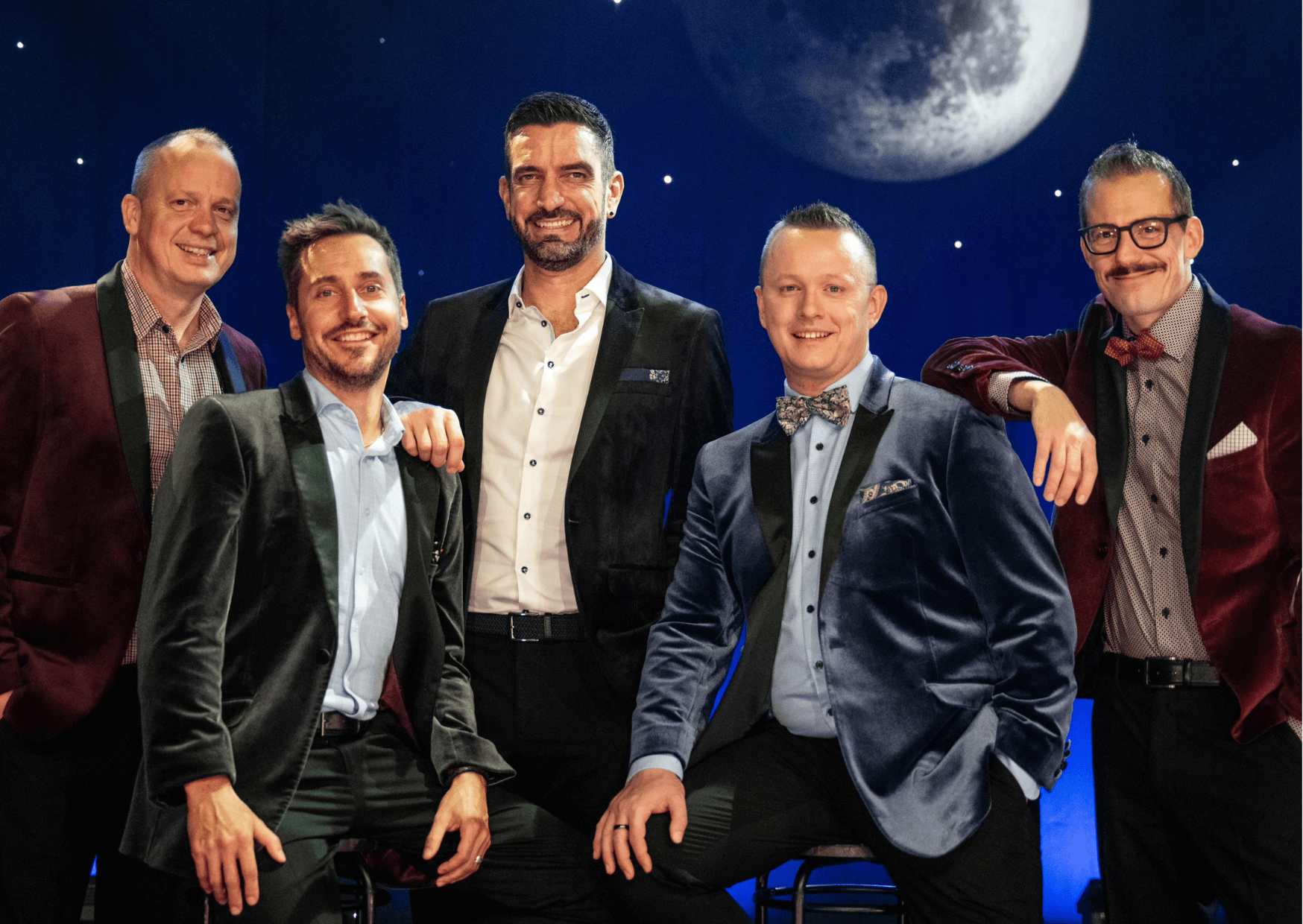 Bliss: Wenn Gesang auf Humor trifft und das Publikum verzaubert | Seit fast 26 Jahren gibt es die A-cappella Comedy Band Bliss. Im Interview haben sie spannende Einblicke in ihre musikalische und humorvolle Welt gegeben. Sie haben Fragen zu ihrer einzigartigen Kombination aus A-cappella und Comedy beantwortet, ihre lustigsten Erlebnisse auf der Bühne und im Proberaum geteilt und erklärt, welche speziellen Techniken es im A-cappella-Gesang gibt. Ausserdem erzählten sie, was das Besondere an ihrer Weihnachtsshow "Merry Blissmas" ist, mit der die Band im Moment unterwegs ist. Wie sie ihre Auftritte im Ausland erleben und welche Highlights sie in 26 Jahren Bandgeschichte am meisten geprägt haben. Jetzt anhören und mehr von Bliss erfahren! Radiobeitrag Merry Blissmas |
