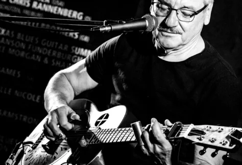 Wolfgang Kalb: Rhythm and Blues Night | Wer traditionellen Blues in seiner Urform erleben möchte, sollte dieses Konzert nicht versäumen. Wolfgang Kalb hat sich dem akustischen Country Blues der Zwanziger- bis Vierzigerjahre verschrieben. Fingerpicking und Slide auf verschiedenen Gitarren sind seine Spezialitäten. Bei seinen Konzerten erzählt er zu den Songs viele Geschichten aus der Frühzeit des ländlichen Blues. Im Vorprogramm spielt er zusammen mit Musikschülern der Talent Förderung Oberstufe TFO. WolfgangKalb Insta |