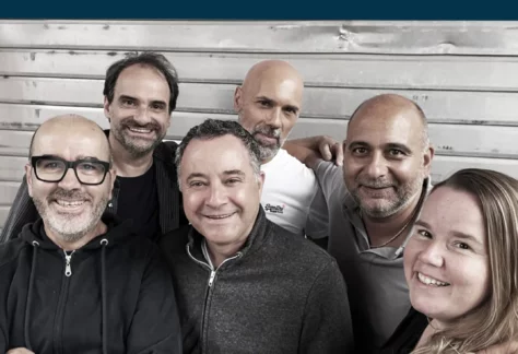 Crossroads | Als einmaliges Projekt gestartet, haben sich sechs Musiker:innen zu einer Band zusammengefunden. Coversongs aus unterschiedlichen Stilrichtungen werden zu einem Gesamtwerk zusammengefügt. Es werden Songs gespielt zum geniessen, tanzen und mitsingen. Das Repertoire umfasst Covers von Toto, Talk Talk, John Mayer, Keane, Train, Boy und weiteren Künstler:innen. Lasst euch von der Spielfreude der Band überraschen. ZAK 2025 crossroads |