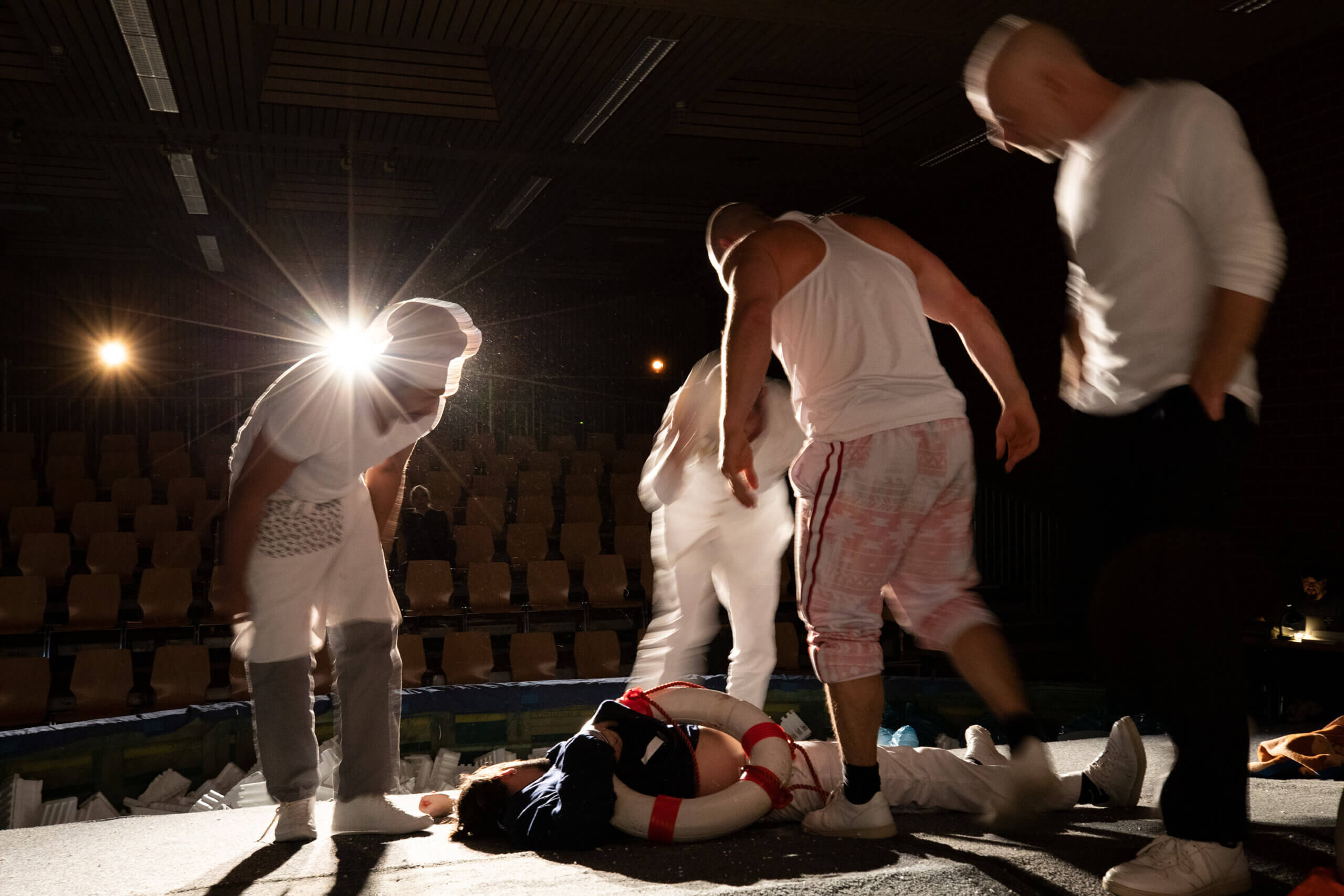 In Lenzburg spielen Gefangene Theater für die Öffentlichkeit | Die neuste Folge des RSN-Kulturpodcasts spielt hinter den Mauern der Justizvollzugsanstalt Lenzburg. Im Gefängnis wird aktuell das Theaterstück «Amüs Busch» aufgeführt, die Hauptrollen sind von fünf Gefängnisinsassen besetzt. Das Theaterstück dreht sich um Schiffbrüchige, die auf einer einsamen Insel gestrandet sind. Mangels Essen stellt sich bald die Frage: Wer wird zuerst gegessen? Hinter dieser Produktion steht der Verein Ausbruch Gefängnistheater Schweiz, der seit elf Jahren Theaterstücke in Schweizer Gefängnissen aufführt. a SDE 3706 scaled |