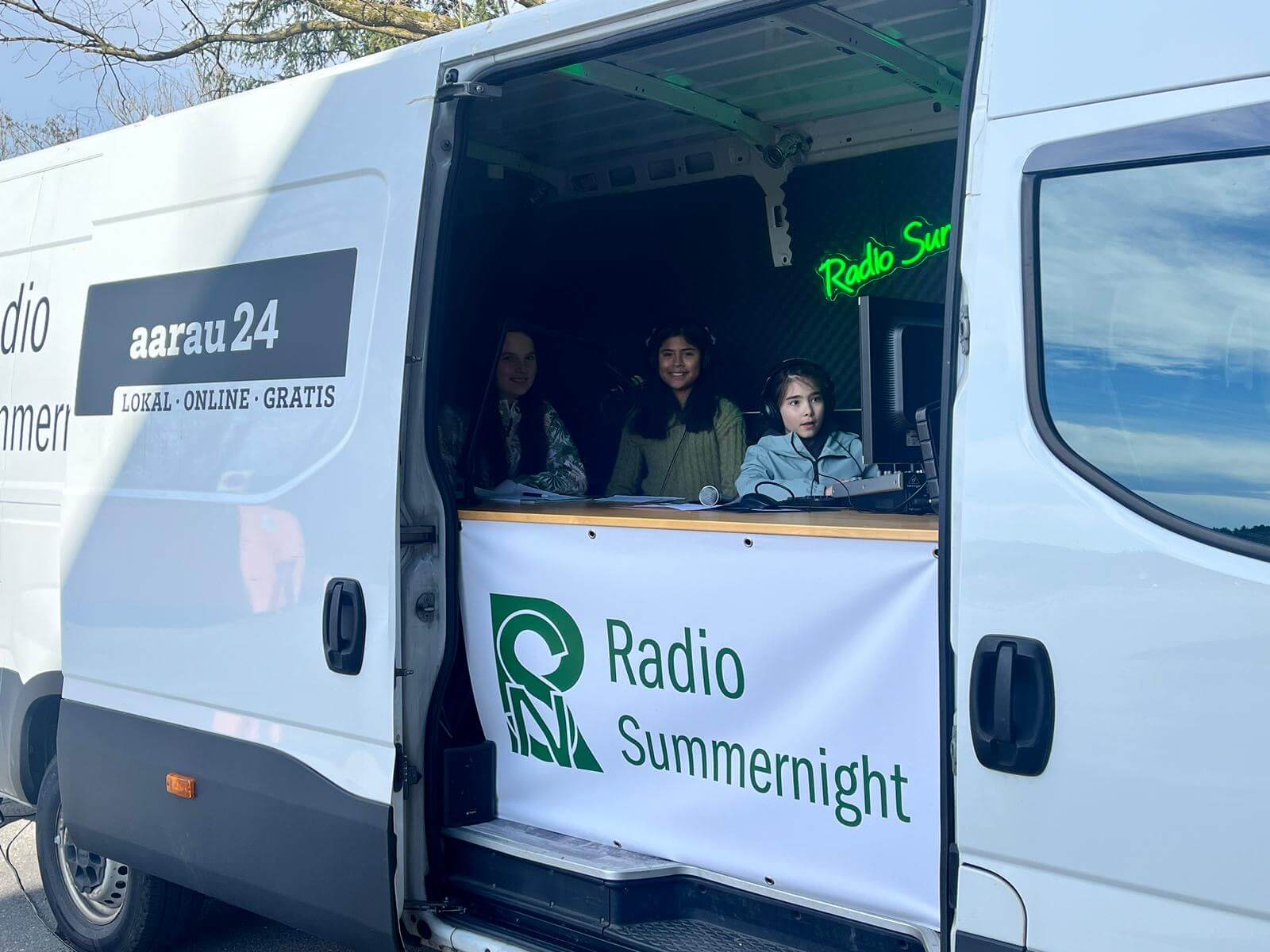 Radioweekend Cham | An diesem Wochenende haben wir vieles gemacht. Am Samstagmorgen sind wir zum Kinderparlament Interview machen gegangen. Wir haben die Kinder gefragt, was sie im Kinderparlament machen, was sie gerne am Kinderparlament haben und was sie verbessern wollen. Am Nachmittag haben wir dann die Videos geschnitten und für den Radiobeitrag Informationen gesammelt. Am Samstagmorgen haben wir dann den Text für den Radiobeitrag fertig geschrieben. Jeder von uns hat sich für ein Thema freier Wahl entschieden und musste dann zum Thema recherchieren. Mit den gefundenen Informationen haben wir dann einen Fliestext geschrieben und ihn im Radio laufen lassen. Wir sind dann in den grossen Radio-Bus gegangen, um live im Radio zu sprechen. Wir durften das Steuerpult bedienen, die Lieder auswählen die kommen sollten, Die grossen Kopfhörer anziehen und alles was wir über unser Thema recherchiert haben gesagt. Auch von den Interviews konnten wir jede Menge berichten. Alle auf der Welt konnten uns live und in Farbe zuhören. Man hat schnell reagieren müssen. Wenn ein Lied zu Ende war, mussten wir die richtigen Schalter am Steuerpult bedienen, damit jeder uns hören kann, und als wir fertig mit reden waren, mussten wir die Schalter wieder umschalten. Wir waren auf der ganzen Welt zu hören! Im Radio-Bus waren die Wände ganz in einen weichen Stoff gehüllt und hatte sehr viele Lautsprecher. Das Material an den Wänden diente aber nicht dazu, sich gegen die gemütlichen Wände zu lehnen, sondern dazu, dass es weniger hallt. Nachdem wir unser Radio-Programm fertig gemacht haben, konnten wir all die Informationen von diesen zwei Tagen in einen Fliesstext verfassen. Die ganze Sendung zum nachhören gibt es hier. bb9d86dc 5b0c 415c b01b c1dad6e885b1 |