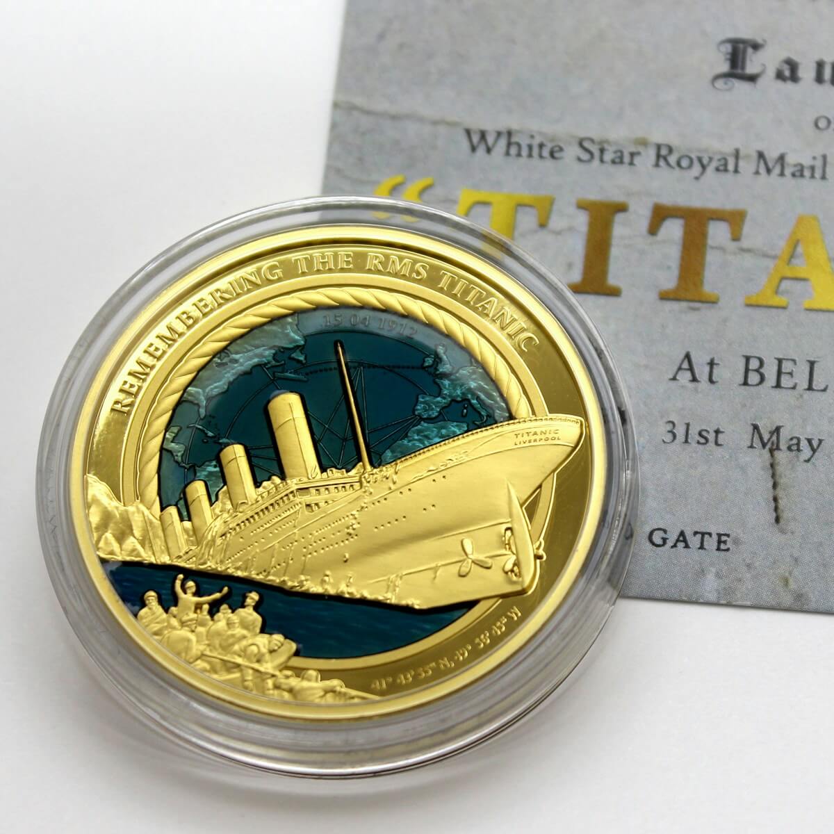Ferienpass Rapperswil: Titanic | blue and gold can on white table