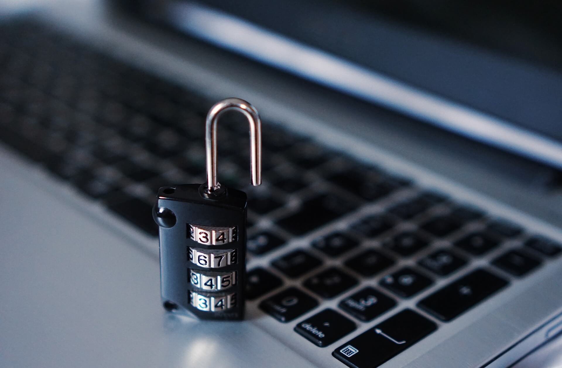 Schule Rotweg: Cybermobbing | Was tun, wenn man gemobbt wird? Wir haben für euch die Antworten auf diese Frage. computer 1591018 1920 |