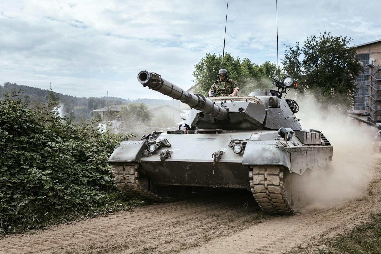 Ferienpass Zell: Udssr gegen NS-Staadt | battle tank on green grass field during daytime