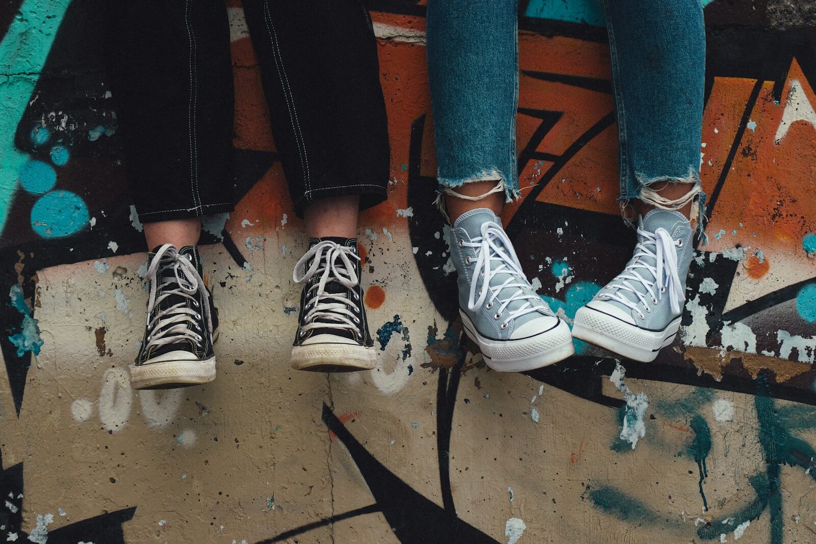Ferienpass Burgdorf: Hat sich die Jugendsprache verändert? | person in blue denim jeans wearing black and white converse all star high top sneakers