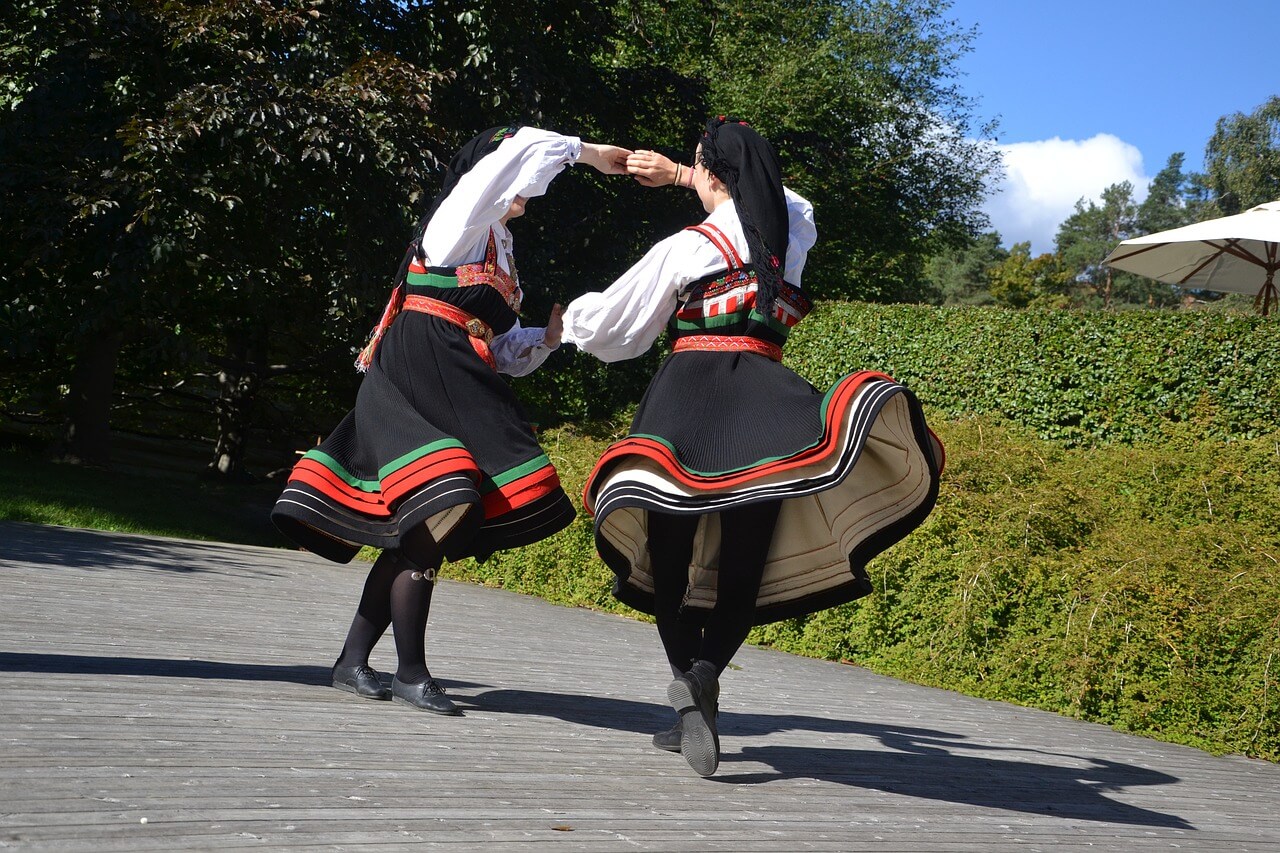 Schule Rotweg: Albanische und Portugiesische Volkstänze | Haben albanische und portugiesische Volkstänze etwas gemeinsam? Finden wir es zusammen heraus! folk dance 1878279 1280 |