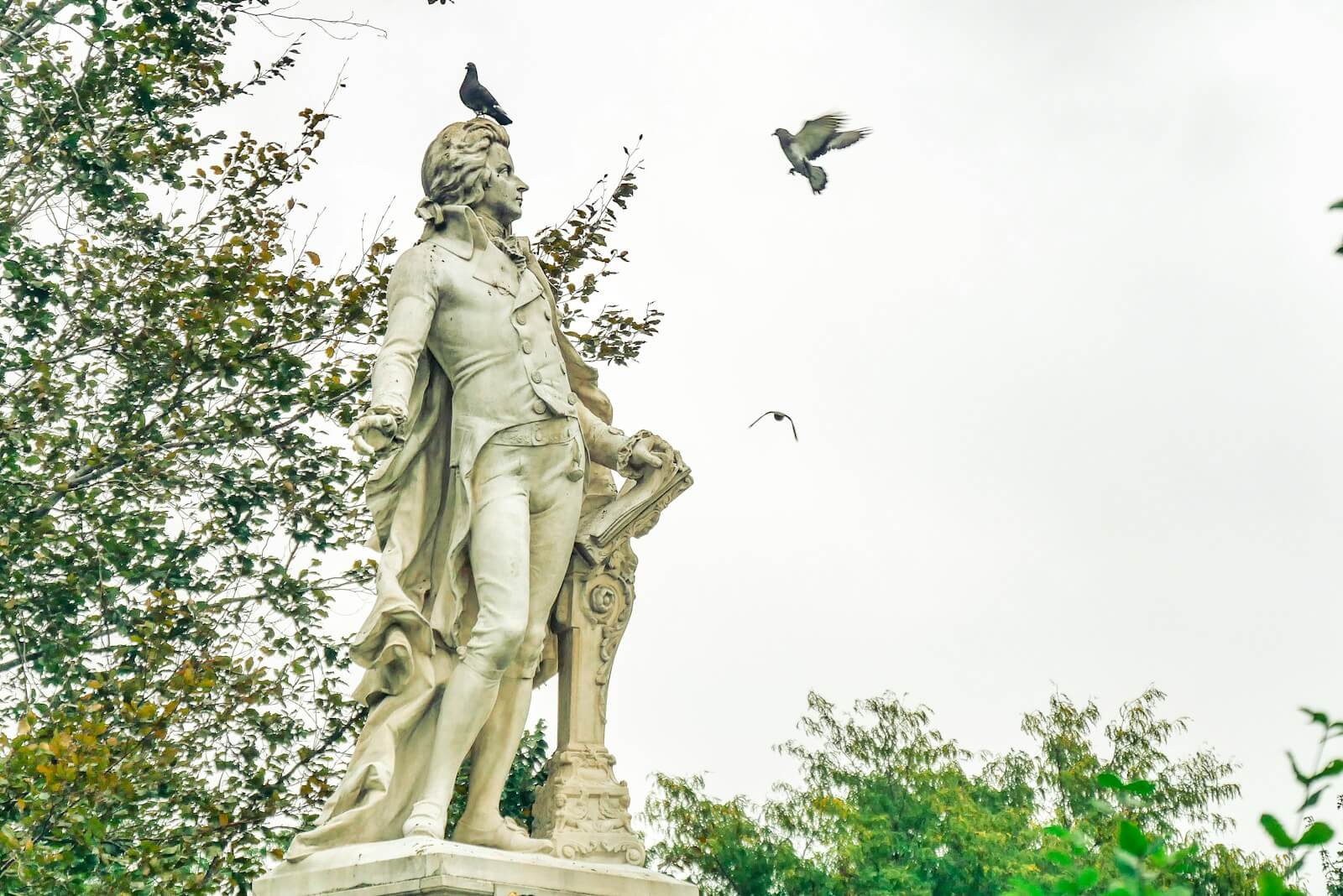 Ferienpass Burgdorf: Mozart | a statue of a man with a bird on his shoulder