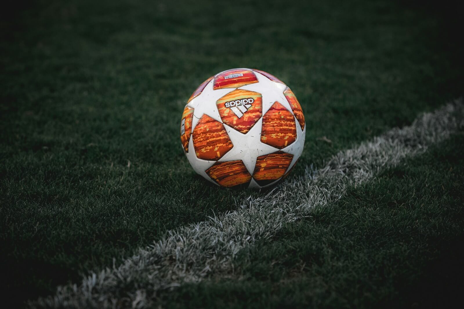 Champions League – Die wichtigsten Fakten | In diesem Radiobeitrag dreht sich alles um die UEFA Champions League – den wichtigsten Klubfussball-Wettbewerb Europas. Von der Qualifikation über die neue Vorrundenstruktur bis hin zur spannenden K.o.-Phase wird erklärt, wie das Turnier abläuft. Ausserdem gibt es beeindruckende Statistiken zu Teams und Spielern: Welches Team hält die meisten Titel? Wer läuft schneller als so mancher Stürmer? Und welche Mannschaft dominiert mit ihrer Offensive? white and orange soccer ball on green grass field