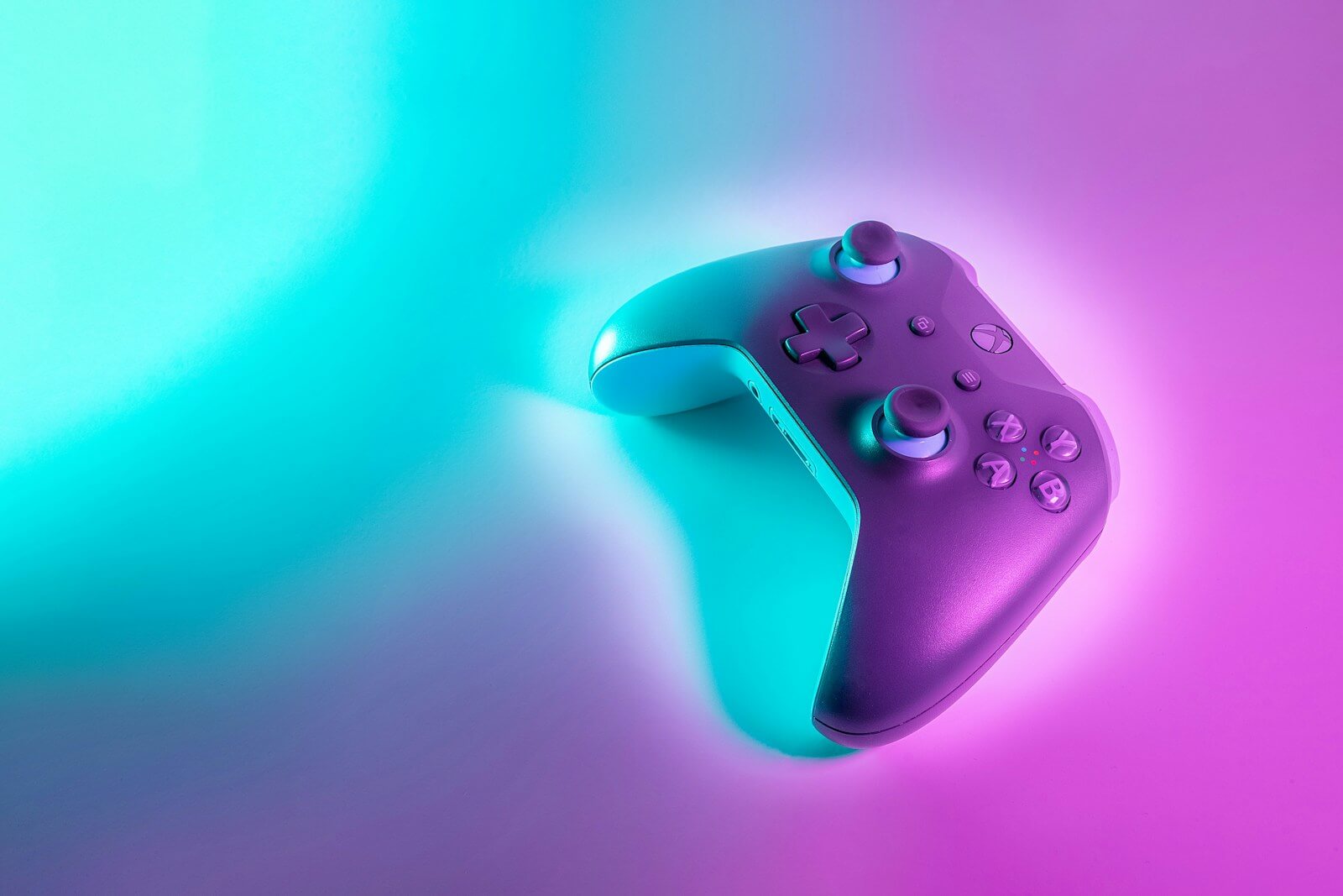 Ferienpass Zug: Gamen | wir erklären wie lange man mit welchem Alter gamen darf und wieviel abstand man zum Bildschirm halten soll. red xbox one game controller