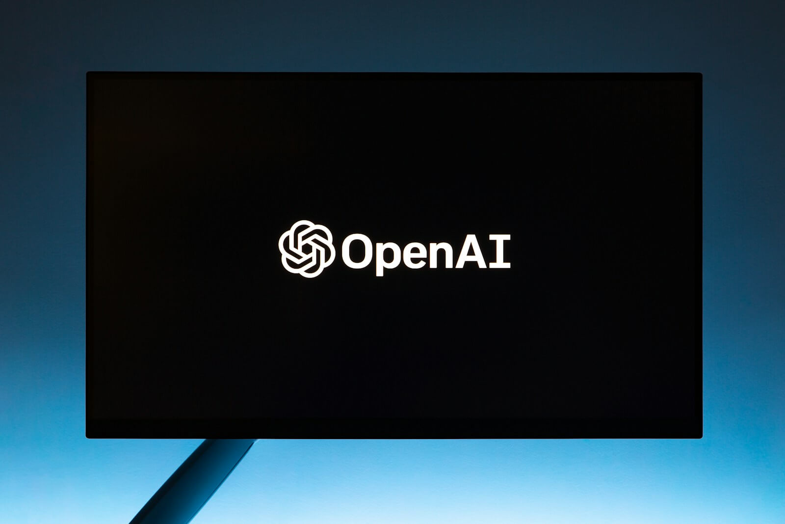 Ferienplausch Zürich: ChatGPT, Albert Einstein im Handy | In diesem Radiobeitrag geht es um ChatGPT. Ich erzähle euch von den Vor- und Nachteilen von ChatGPT. Was diese sind erkläre ich euch hier! the open ai logo is displayed on a computer screen