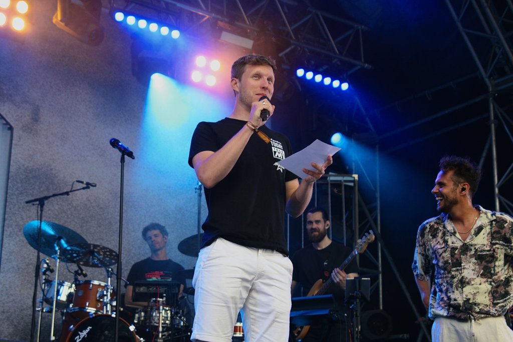 Heitere 2023: Der Rückblick auf ein unvergessliches Festivalwochenende | Vergangenes Wochenende war in Zofingen das beliebte Heitere Open Air. Das Festival welches auf dem Hausberg von Zofingen stattfand, lockte über 12'000 BesucherInnen aus der ganzen Schweiz an. Nicht nur Schweizer Sänger wie Lo&Leduc, Dodo oder Kunz gestalteten das Programm vom Heitere, sondern auch internationale Musiker wie Ray Dalton, Tom Gregory und Leony waren bei dem diesjährigen Heitere dabei. Event Moderator Alain Röllin