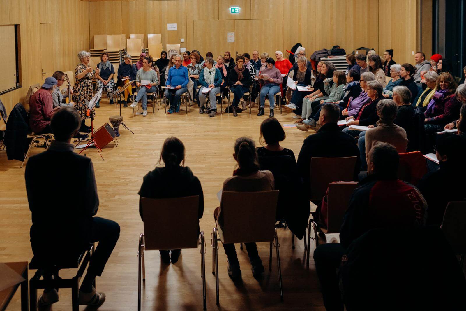 Die Stimmen der Kulturen | Beim Chor Projekt "Zämme Stah" treffen sich Menschen aus verschiedenen Kulturen, um gemeinsam zu singen und ein Zeichen für Frieden zu setzen. Dabei geht es nicht um Unterschiede, sondern um das, was sie verbindet. Fremdsprachige verbessern spielerisch ihr Deutsch, und Einheimische entdecken neue Kulturen. So entsteht ein Ort für Begegnung und Menschlichkeit – und ein positives Beispiel für ein gutes Miteinander, jenseits der oft schwierigen Themen rund um Asyl und Migration. Denn Musik verbindet, wo Worte manchmal nicht ausreichen. image1 |