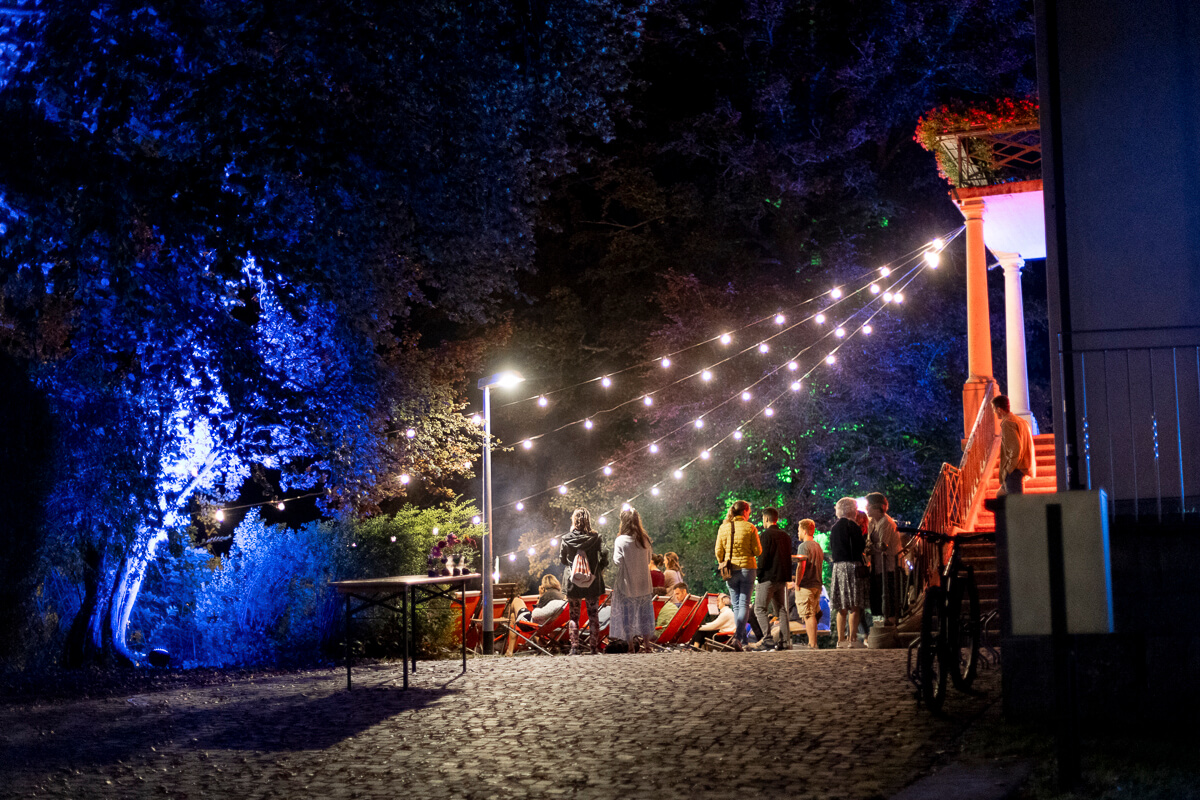 LOTTIs Festival verbindet Menschen und Kultur | Am 06.09. und 07.09. findet auf dem Villa Grünfels Areal das «LOTTIs» Festival statt. Es ist die 4. Auflage dieses Festival. Dieses Jahr ist es am Samstag auch mit der Kulturnacht Rapperswil-Jona verbunden. Erwarten kann man ein abwechslungsreiches Programm wie «Comedy am Firabig», Theatersport, Konzerte, Kinderschminken, Tanzworkshop und Tanznacht. Das ganze leitet sich auf Lotte Stiefel zurück, die alte Besitzerin der Villa Grünfels. Über sie selbst und über das Festival erfährt ihr im Beitrag mehr. lottis23 15 |
