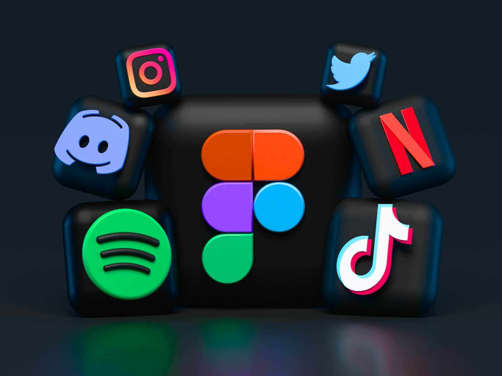 Radiobeitrag Catfishing und Cybermobbing | blue red and green letters illustration