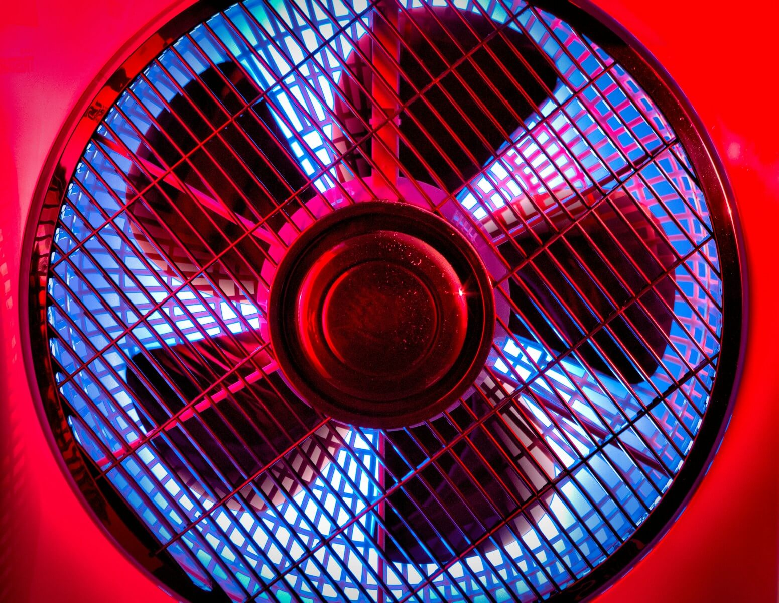 Ferienpass Sursee: Die Geschichte vom Ventilator | DER ERSTE VENTILATOR WURDE VON STEPHAN HALES ERFUNDEN. black and gray fan on brown wooden table